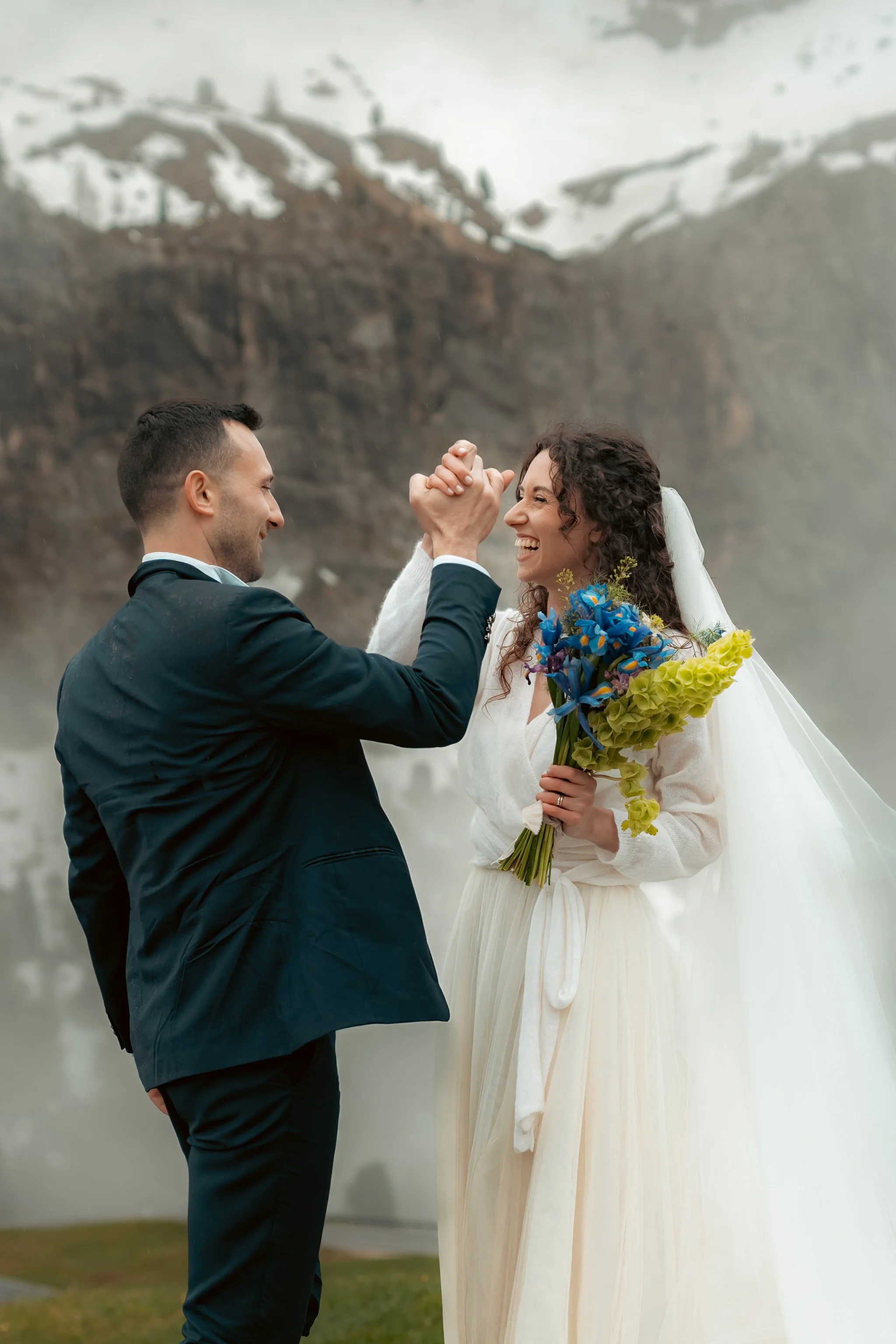 Brudepar blir fotografert av fotograf i stavanger