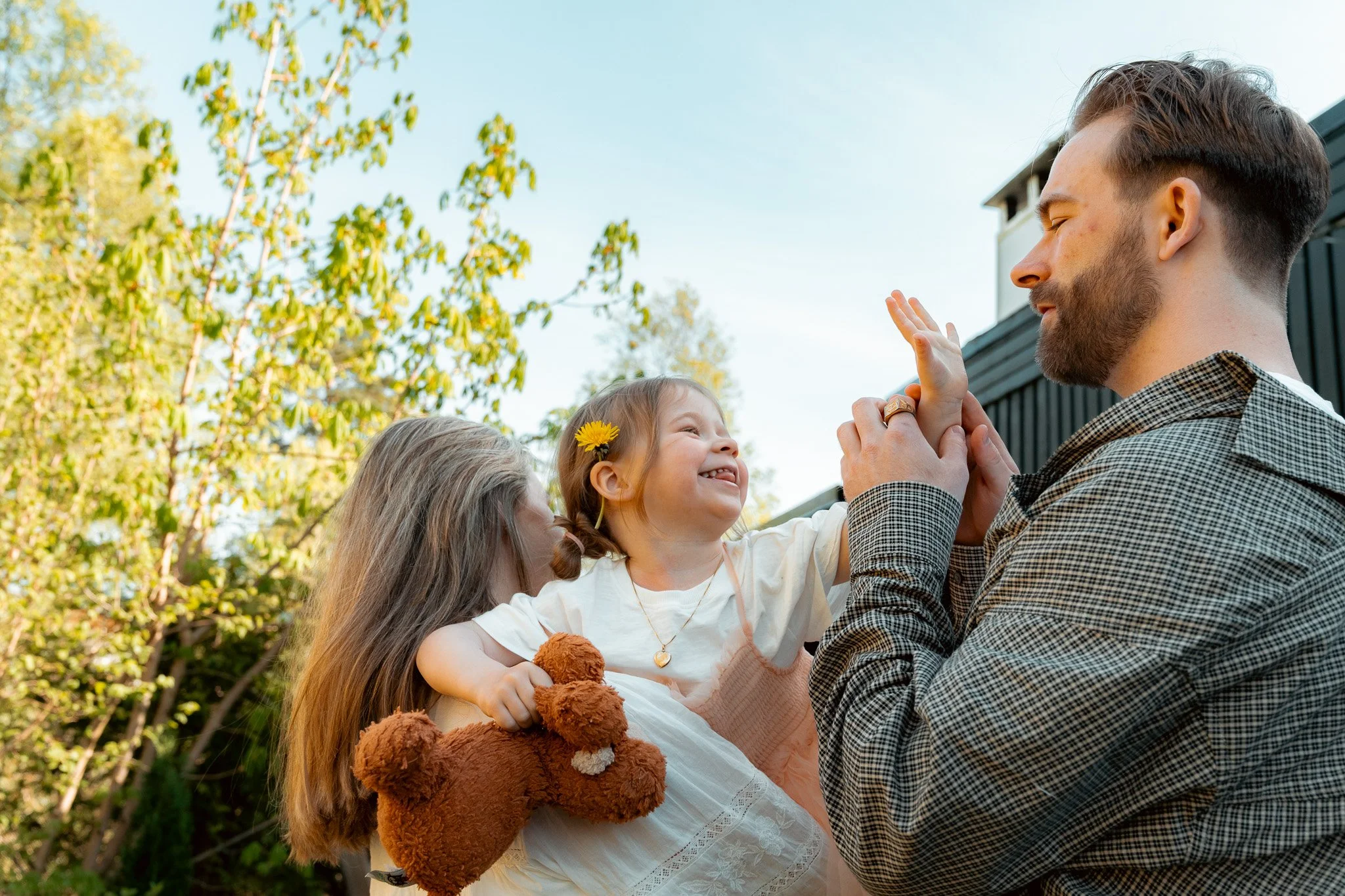 familiefotografering haugalandet ute i hagen med mor og far