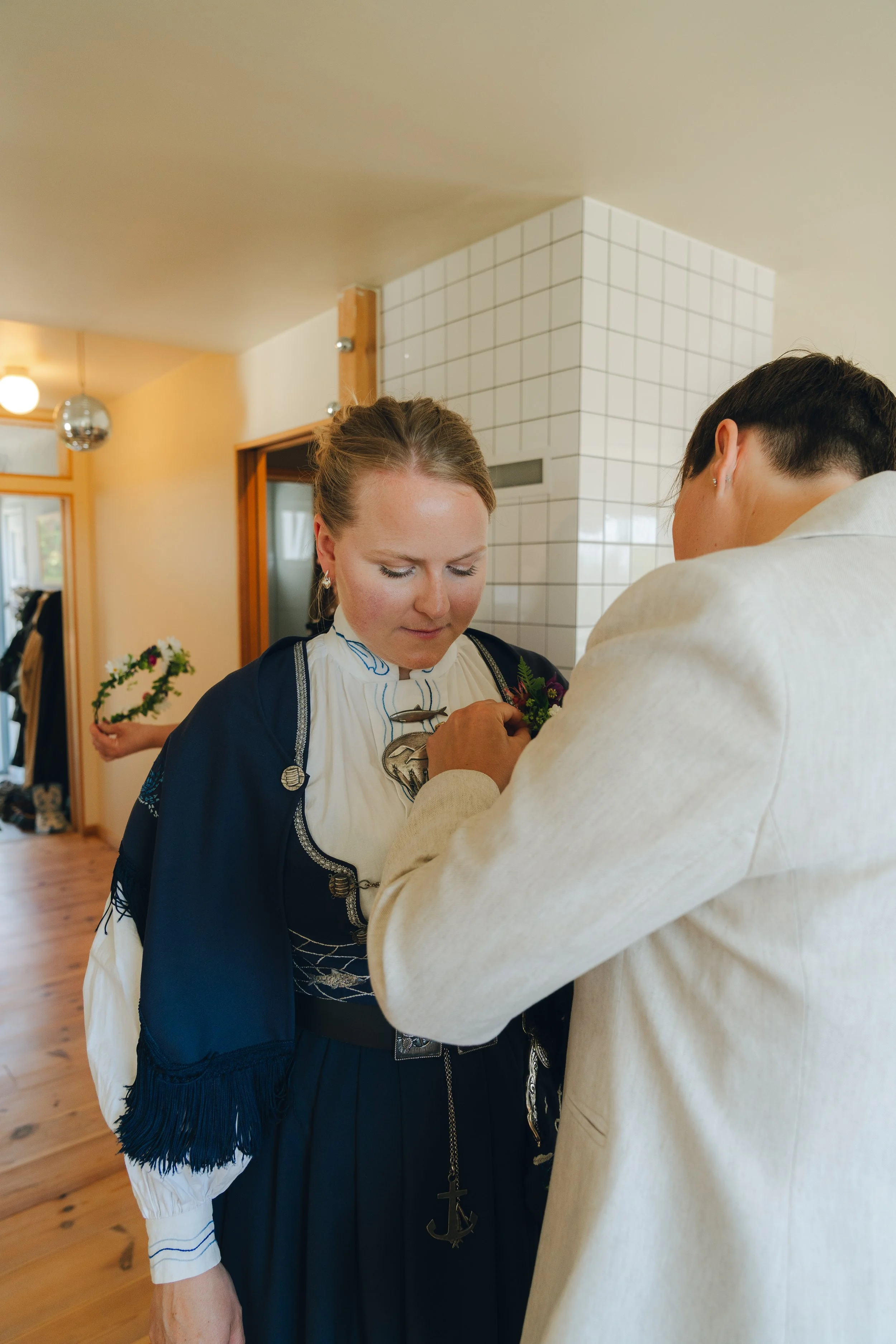 Bunad på bryllup på Røvær 