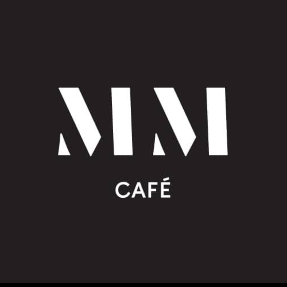 Logo for MAMI Café på svart bakgrunn.