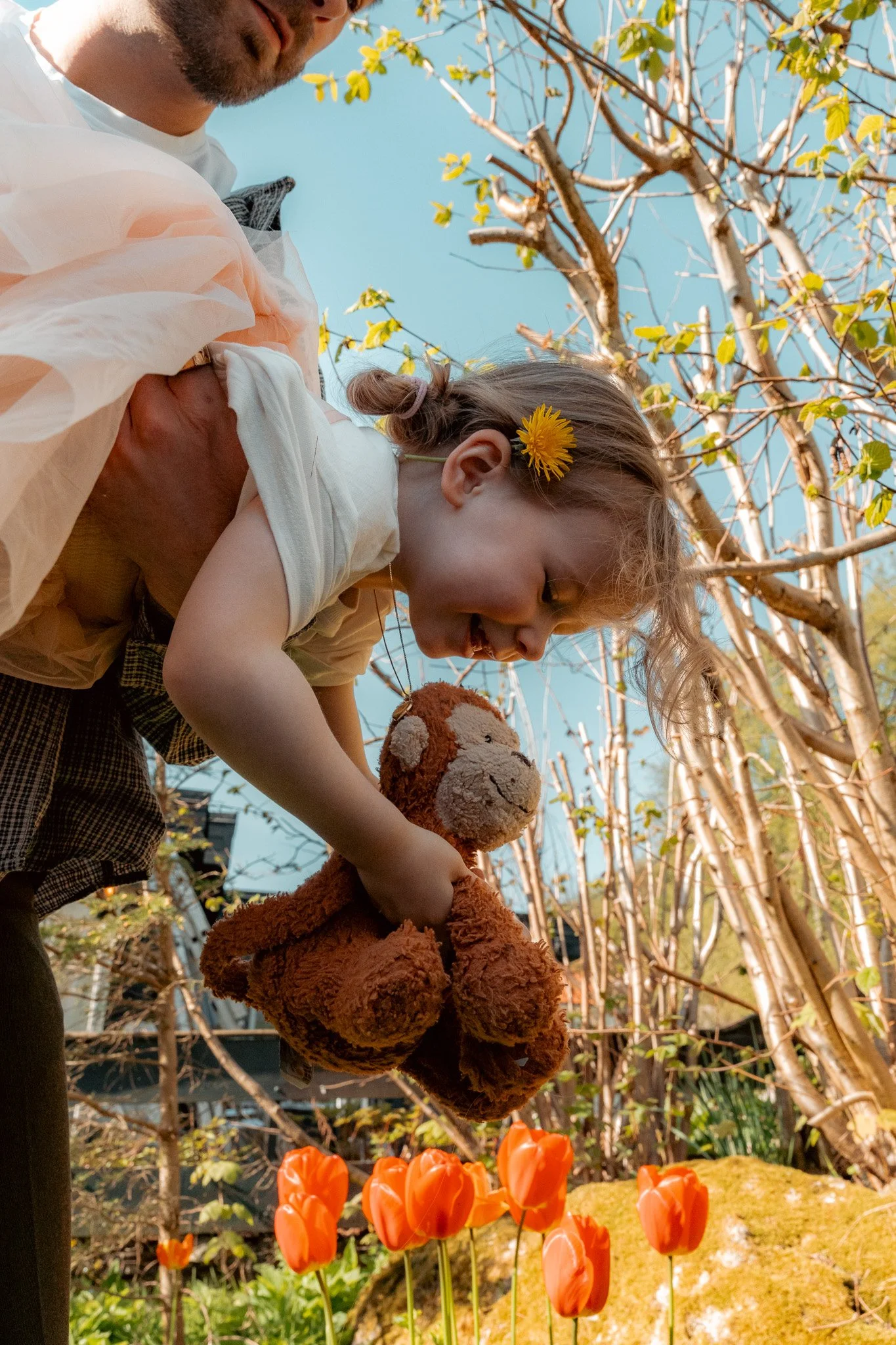 familiebilder hjemme ute i hagen og plukke blomster