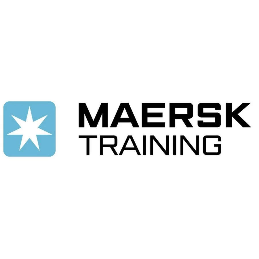 Logo for Maersk Training med blått ikon med hvit åttetaggerstjerne og svart tekst.