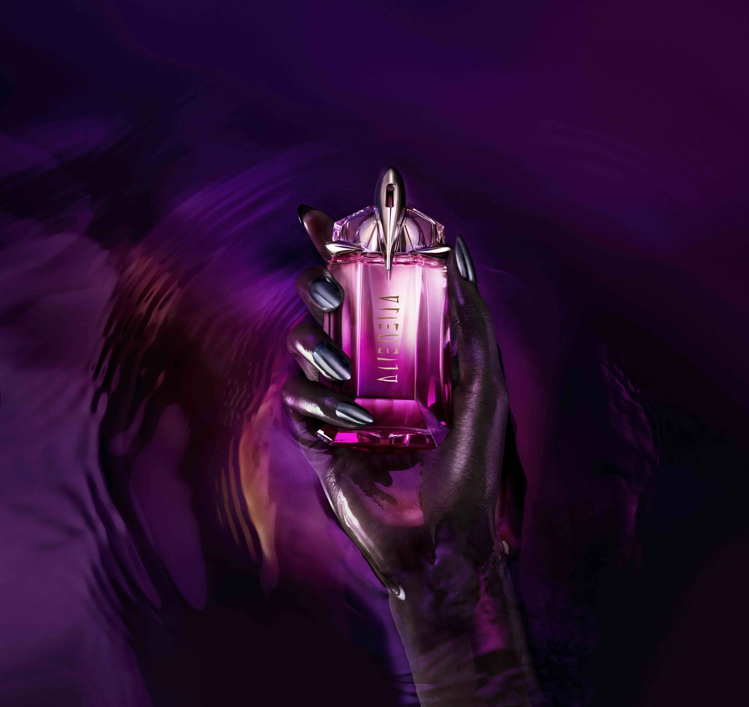 MUGLER_ALIEN PULP_HAND+ALIEN SUPRAPULP+WATER_RVB.jpeg