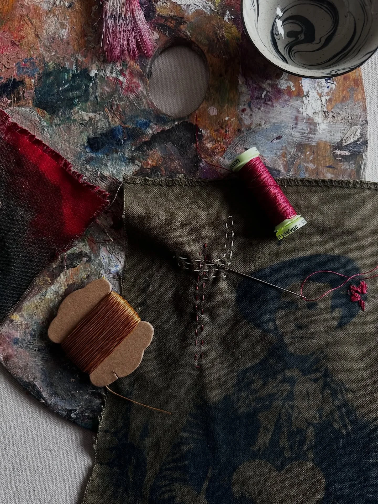 Loving this army grade cotton. Experimenting with waxed upholstery thread&hellip;#cyanotype#armygreen #painters#madewithlove&hearts;️