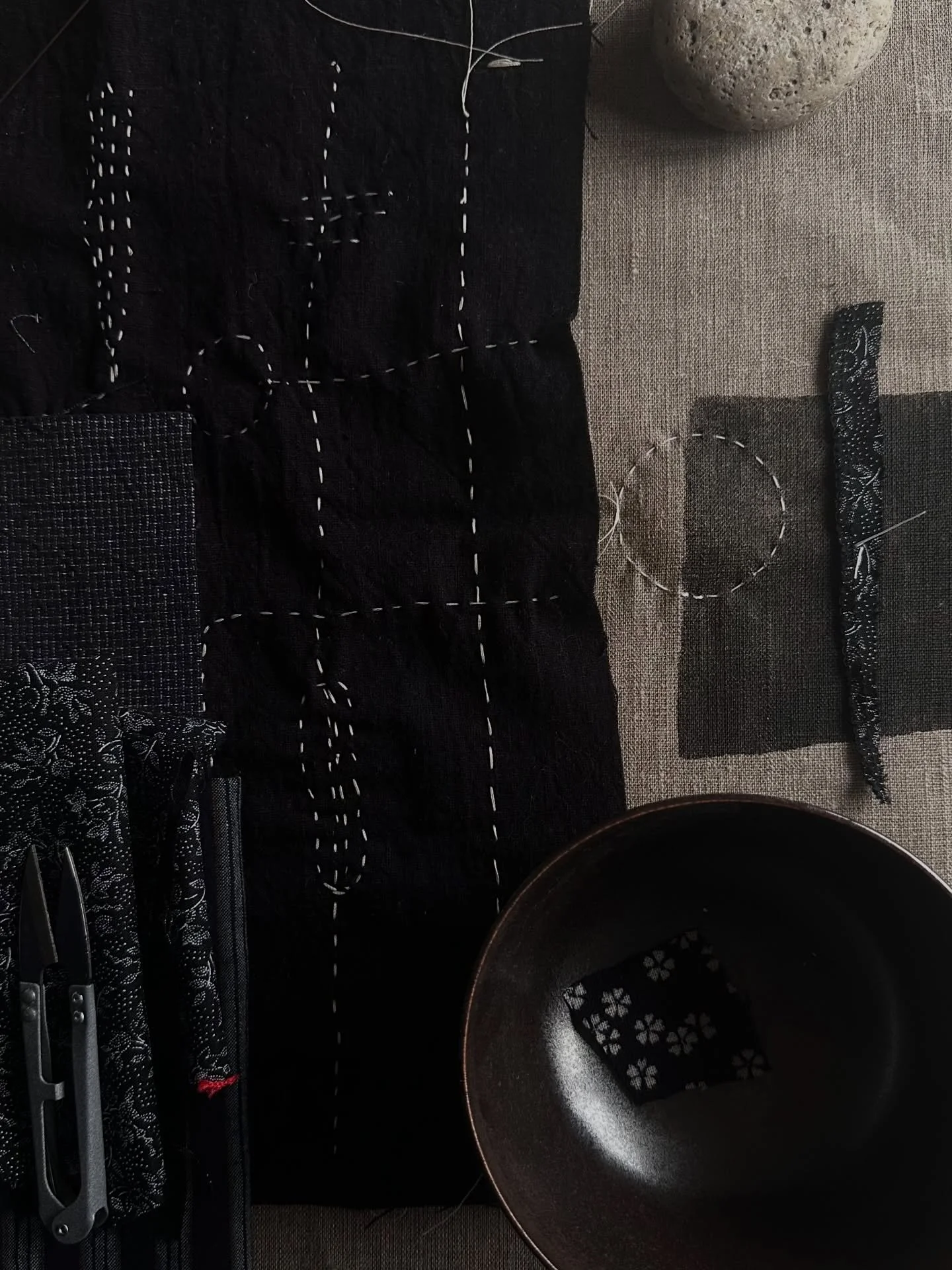 Stitching inspired by some sgraffito pottery&hellip;#artbrut #brutalism#striations #modernist #handmade