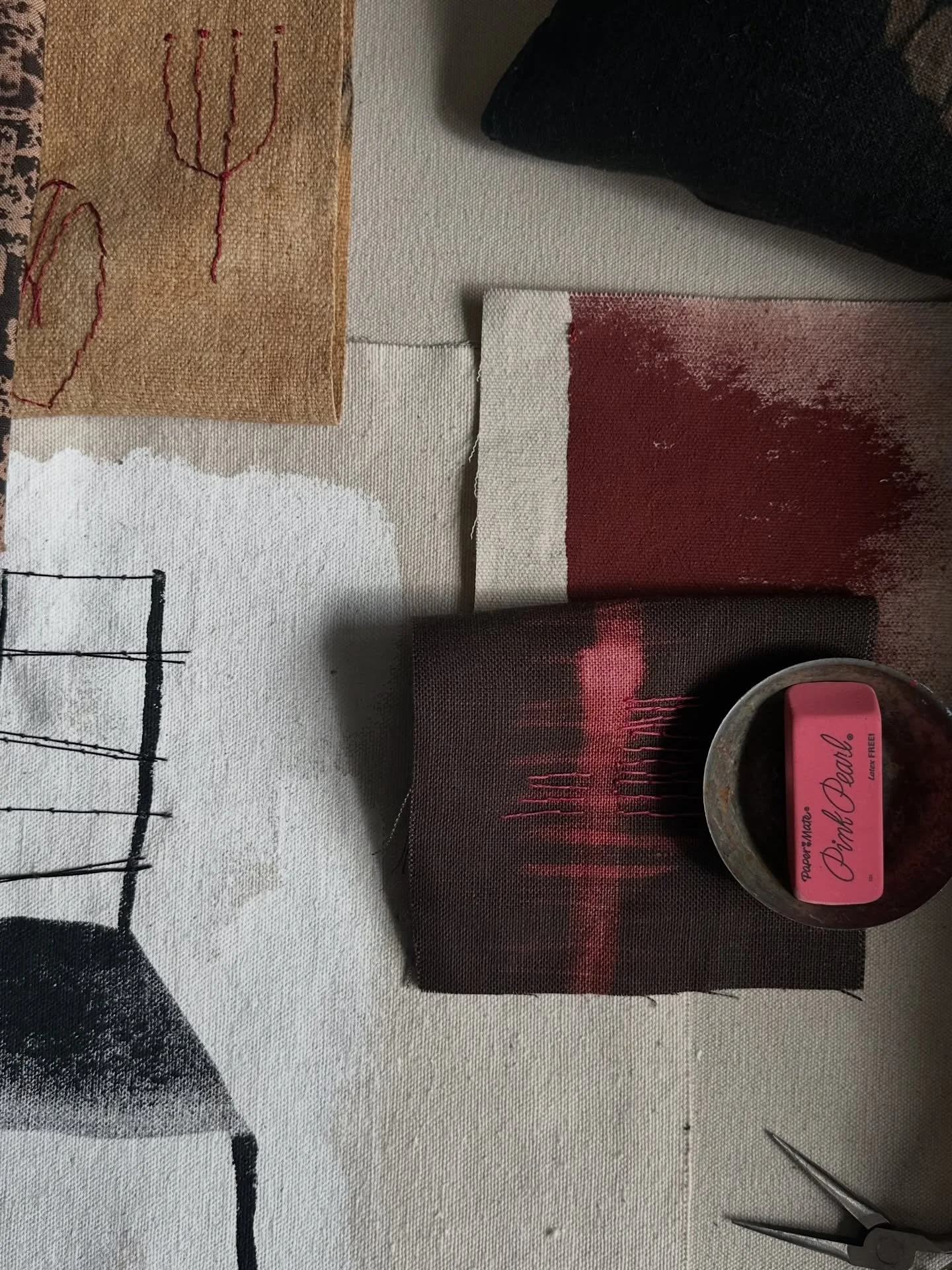 Monday moment&hellip;.#handstitch #pinkstitch#organicdye#marsred#canvas