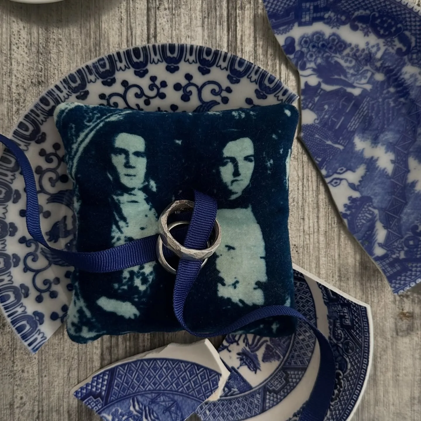 A ring pillow&hellip;an old idea I am reconsidering..so let me know..
#ringpillow #cyanotype#velvet#tintypes#historic