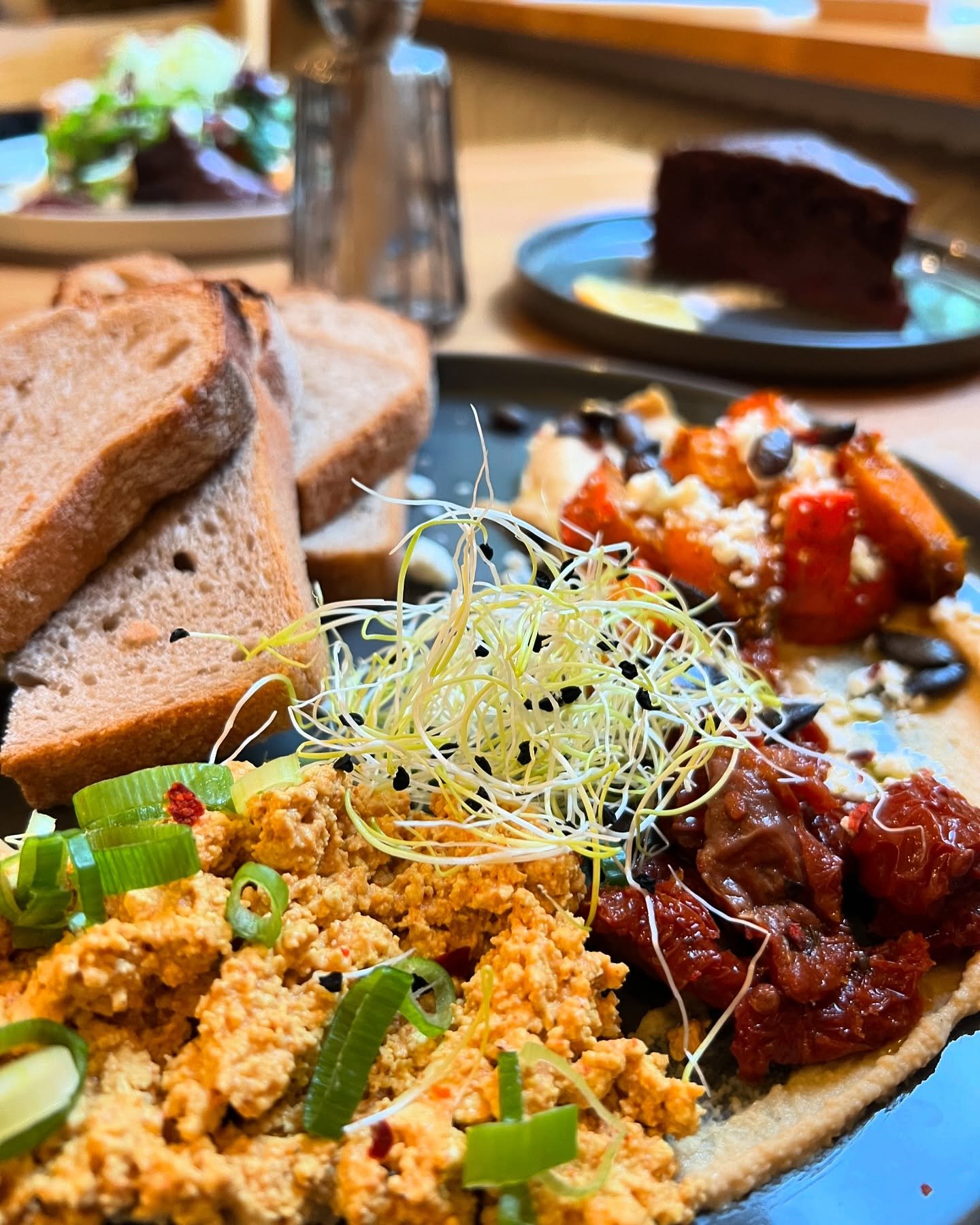 *NEW* Huberta 

W&uuml;rziges Tofu Scramble, hausgemachter Hummus, getrocknete Tomaten, gebackener K&uuml;rbis, Feta/vegane Feta Alternative, vegane Butteralternative, Fr&uuml;hlingszwiebel, ger&ouml;stete K&uuml;rbiskerne &amp; Sprossen mit frischem