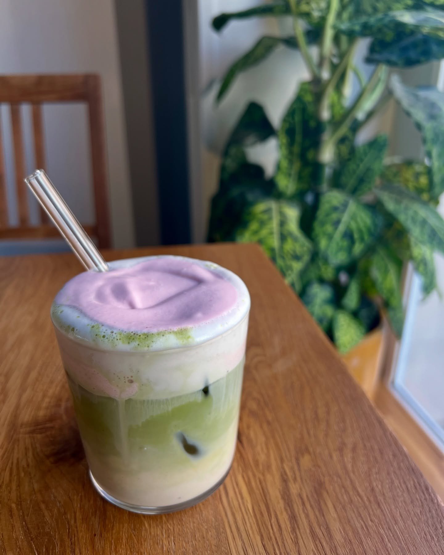 *NEW* Pink Matcha 

Ab sofort gibt es neben unserem classic Iced Himbeer Matcha auch den Pink Matcha: 

Iced Matcha mit fluffigem Himbeerschaum 😋 

Creamy &amp; Yummy! 😍 

#cafe #matcha #coffee #karlsruhe #cake #breakfast #vegancake