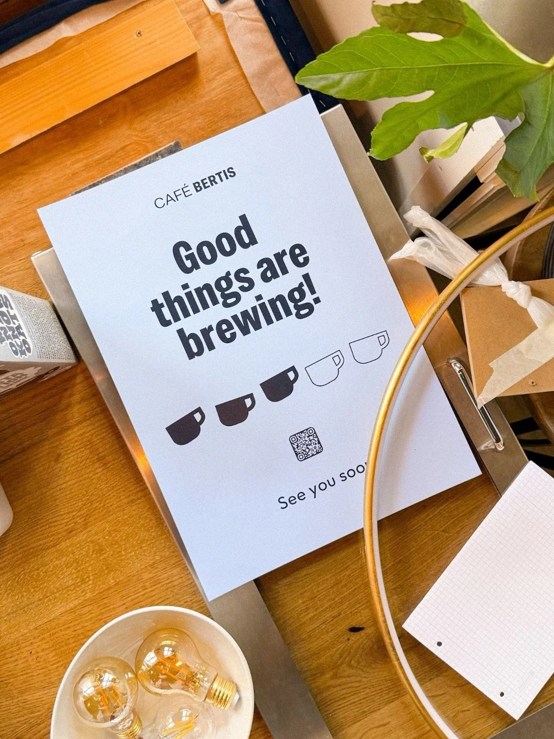 Behind the scenes im Bertis Esslingen ✨ 

N&auml;chste Woche geht&rsquo;s los! 

Wir er&ouml;ffnen am 25.04.26 &amp; 26.04.26 und sind von 9 - 18 Uhr f&uuml;r euch da ☀️ 

#cafebertis #esslingen #opening