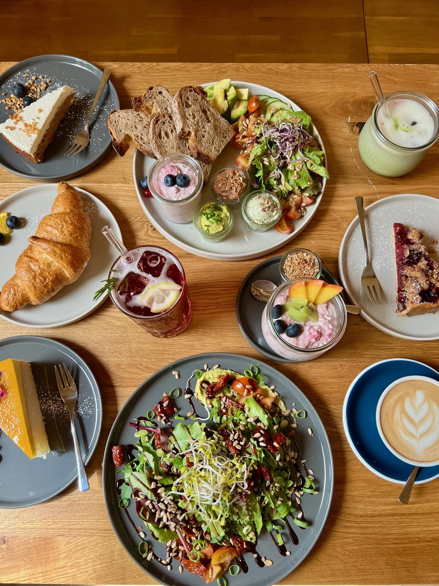 Frisches, vielfältiges, veganes Frühstücksangebot auch mit glutenfrei möglich im Café Bertis in Karlsruhe.  