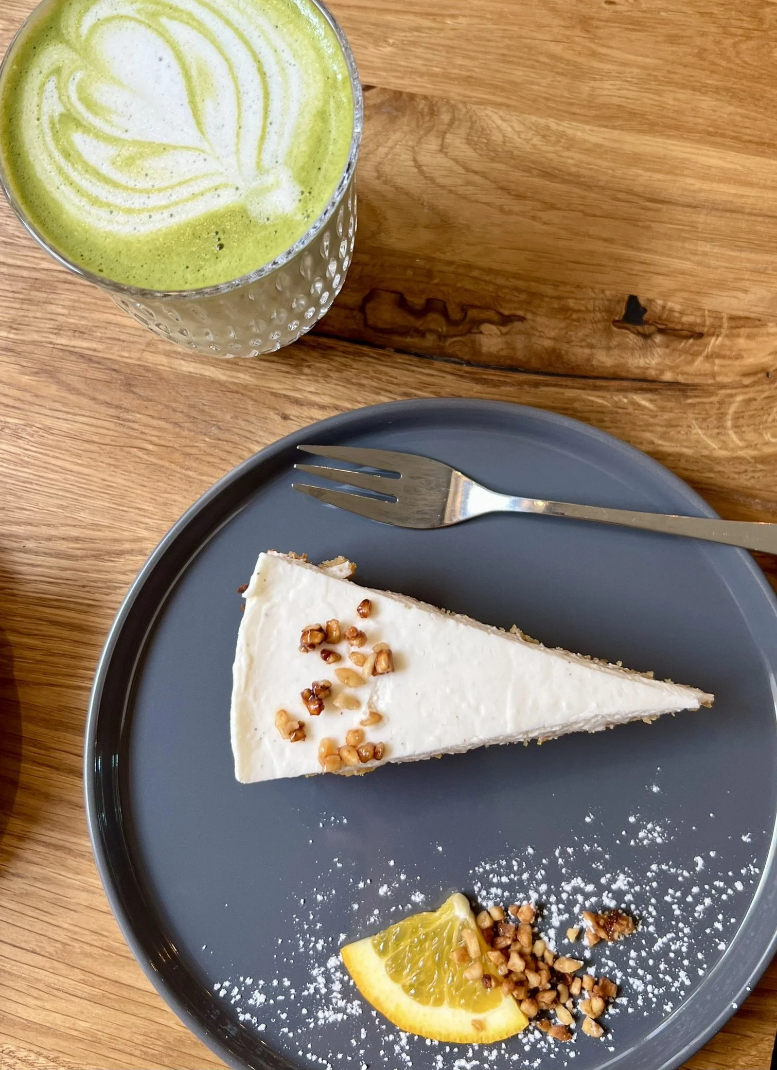 Matcha Latte und Rübli Kuchen im Café Bertis 
