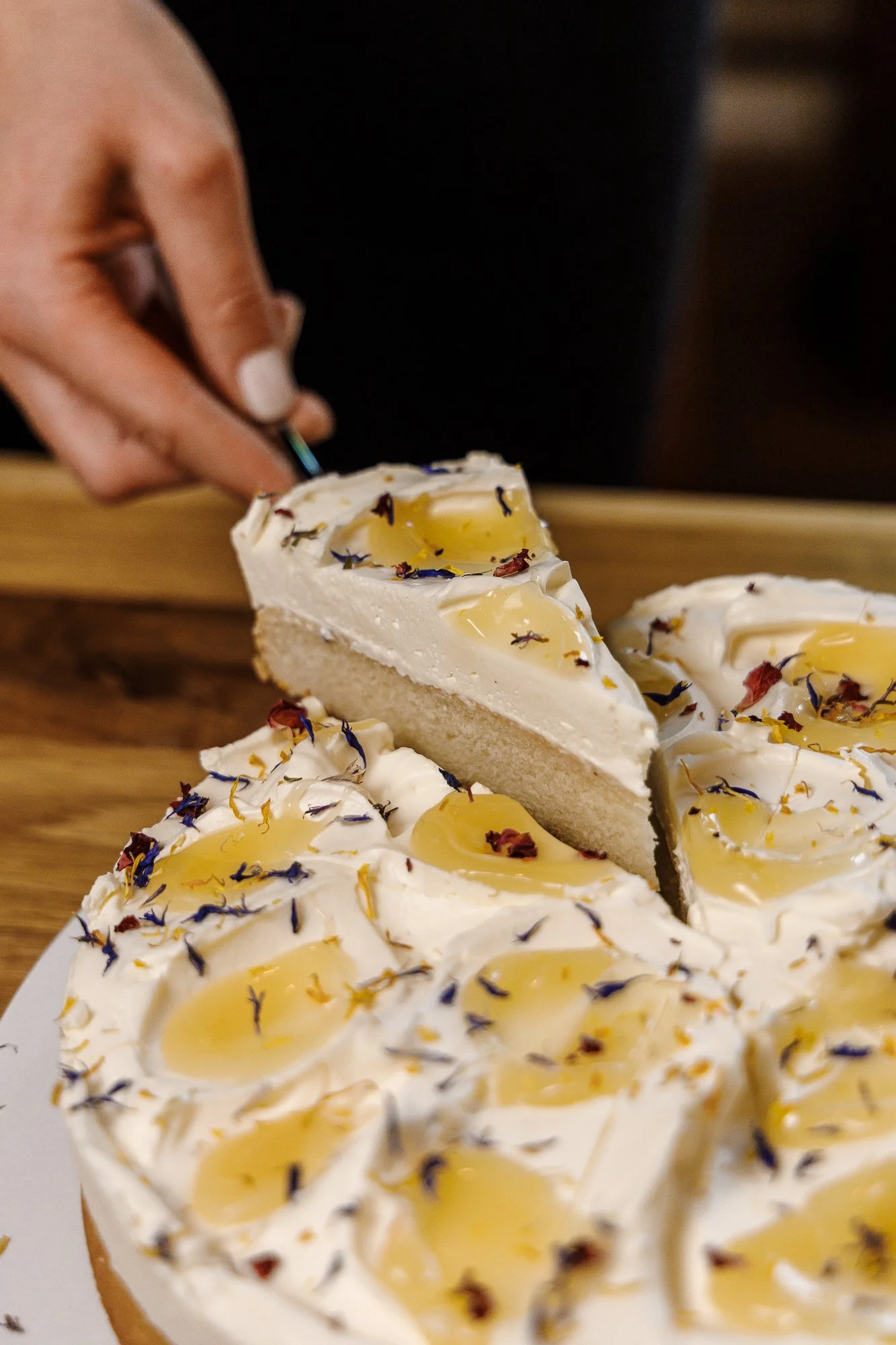 Zitrone mit Lemoncurd Kuchen vegan - hausgemacht von Café Bertis Karlsruhe