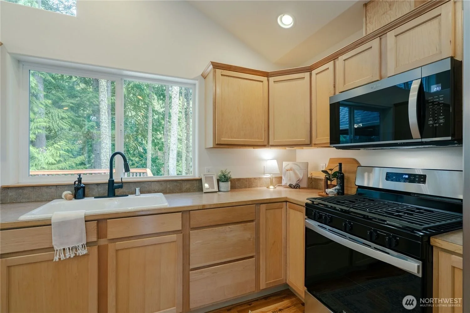 11-Gray-Birch-Lane-brandon-nelson-bellingham-realtor (7).jpg