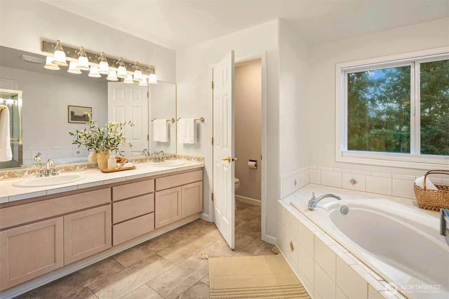 1402-Langara-Circle-brandon-nelnson-best-bellingham (23).jpg