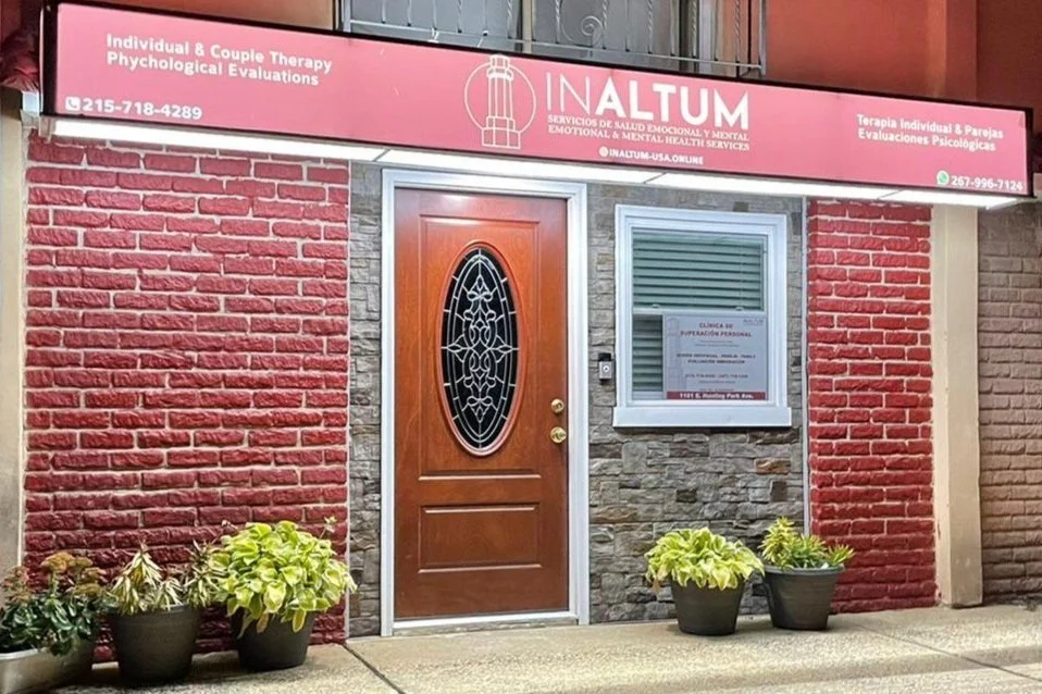 InAltum-USA es una organización que se especializa en el bienestar emocional y mental, ofreciendo servicios tanto de manera presencial en Filadelfia, Pensilvania, como online para todo el país, facilitando el acceso a sus programas de apoyo. Además, 
