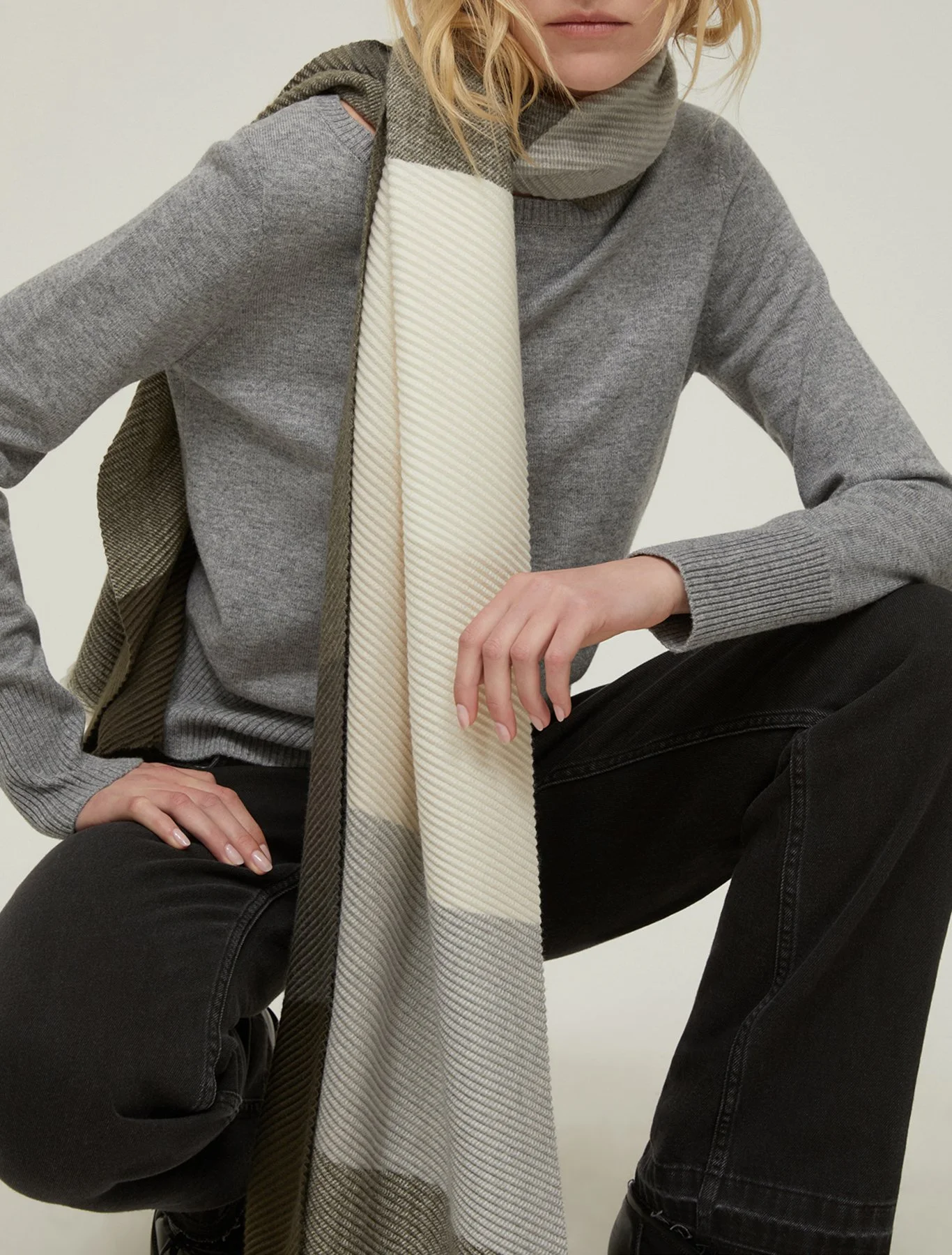 BaitaStoleSquareScarf1_green.jpg