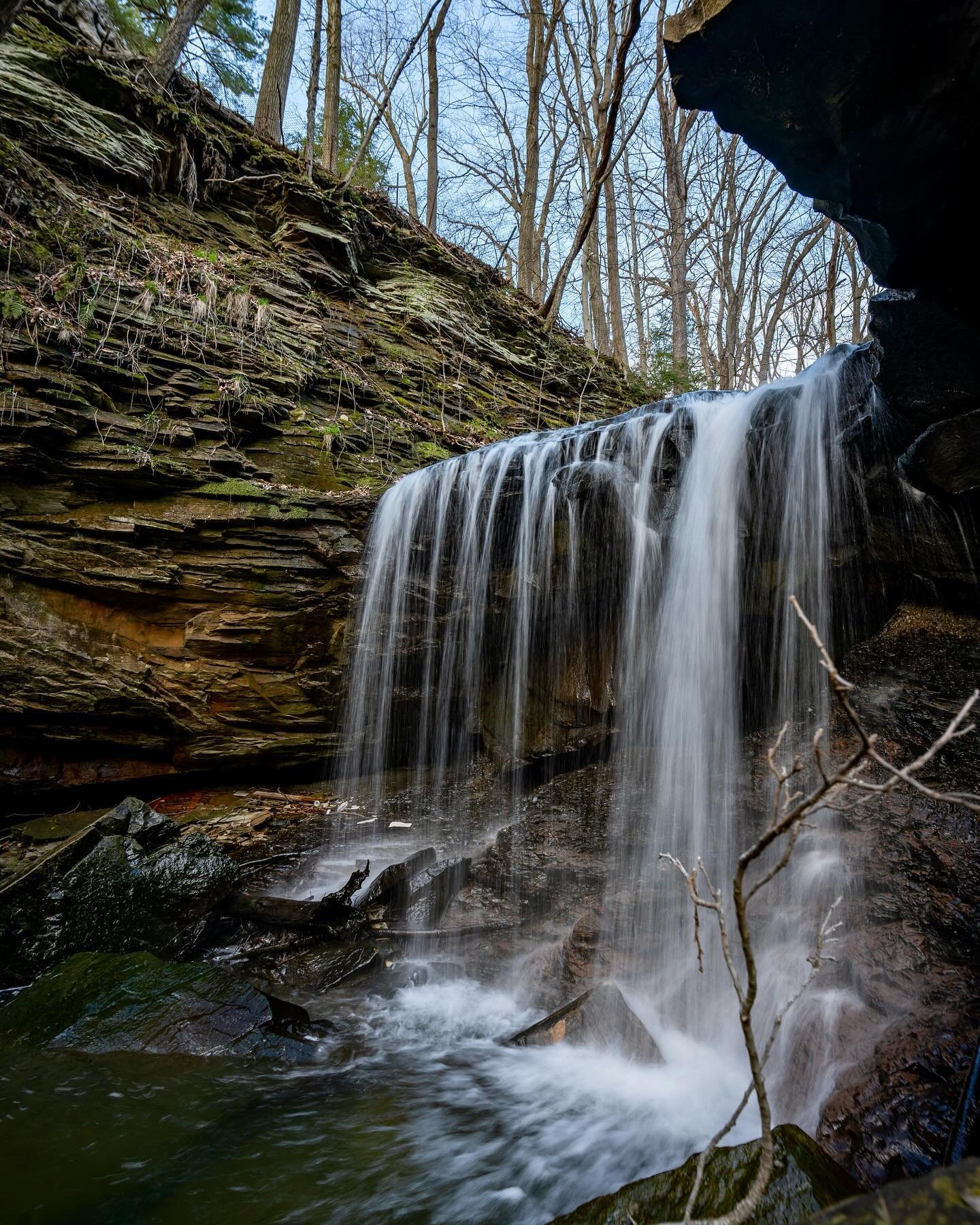 Lucky to have such beautiful nature surrounding northeast Ohio. #ohio #cleveland #ohio_nature #waterfall #waterfallsofinstagram #waterfalls #ohioisbeautiful #metroparks #landscape #photography #naturelovers #naturephotography