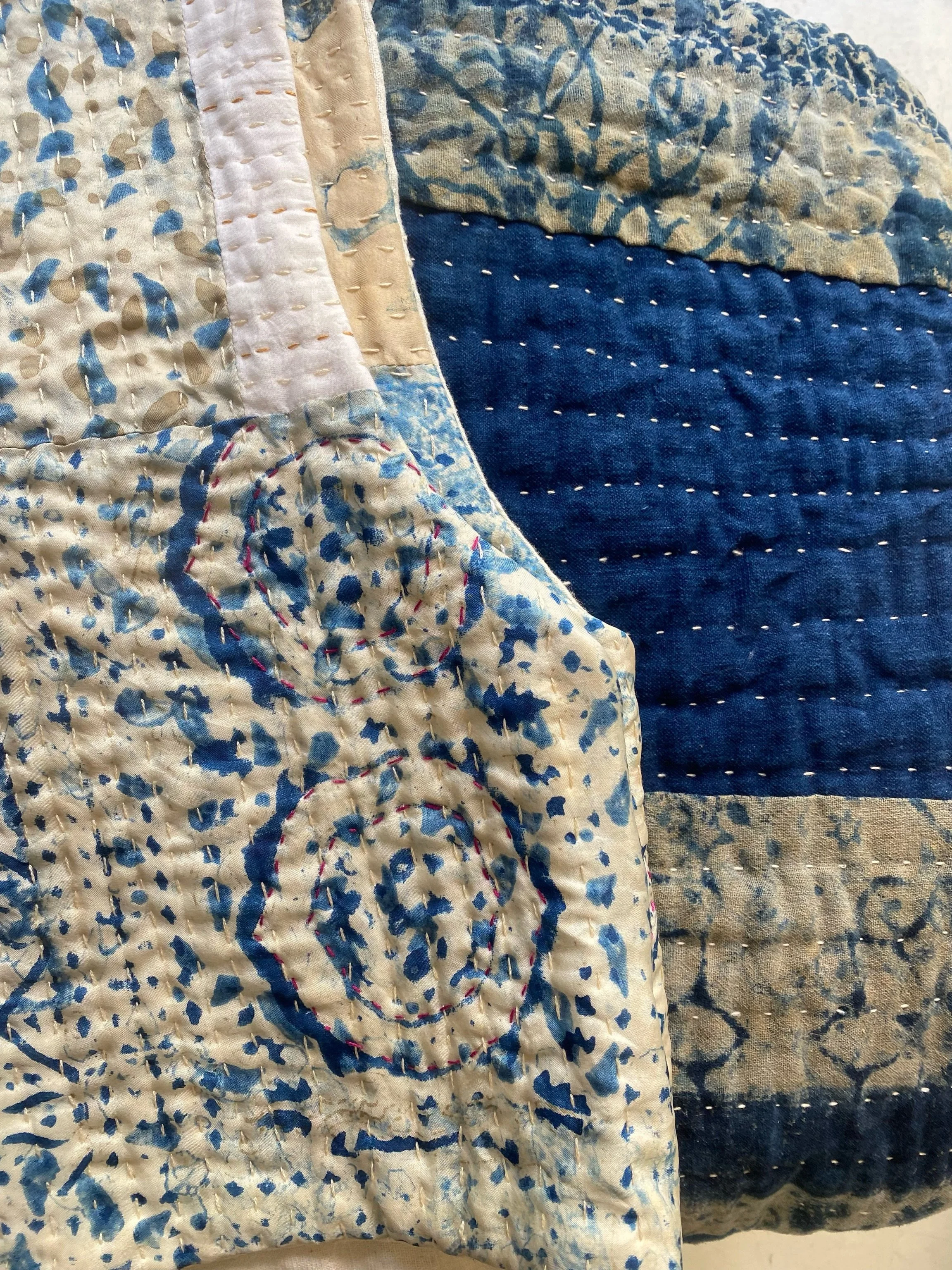 Studio fragments from the past few months 🪡

#slowmaking #handstitch #patchworkgarments #repurposedtextiles #indigopatterns
