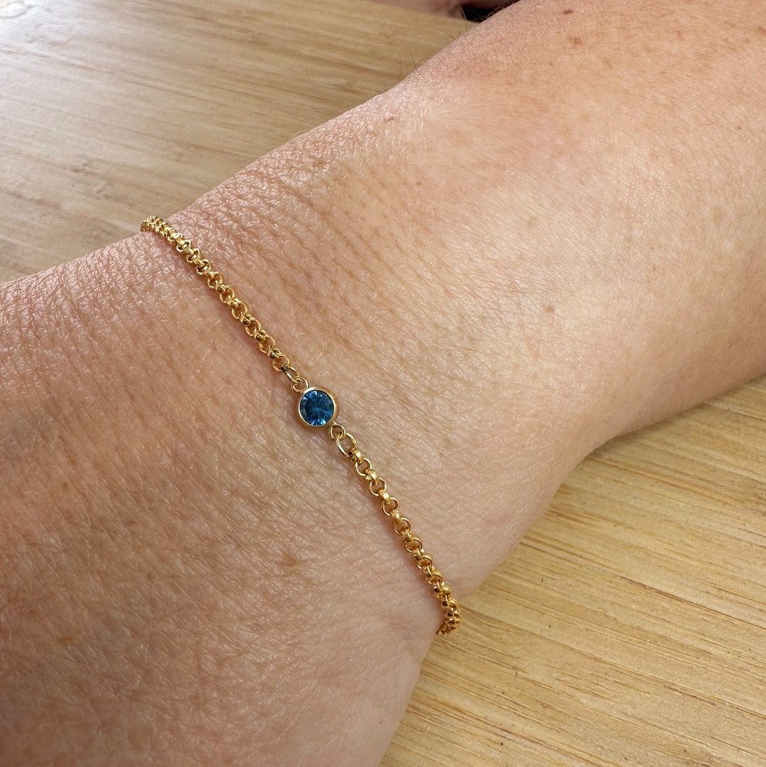 ✨Shine bright with our stunning Nova permanent bracelet in gold! New dates for permanent jewellery bookings now live.