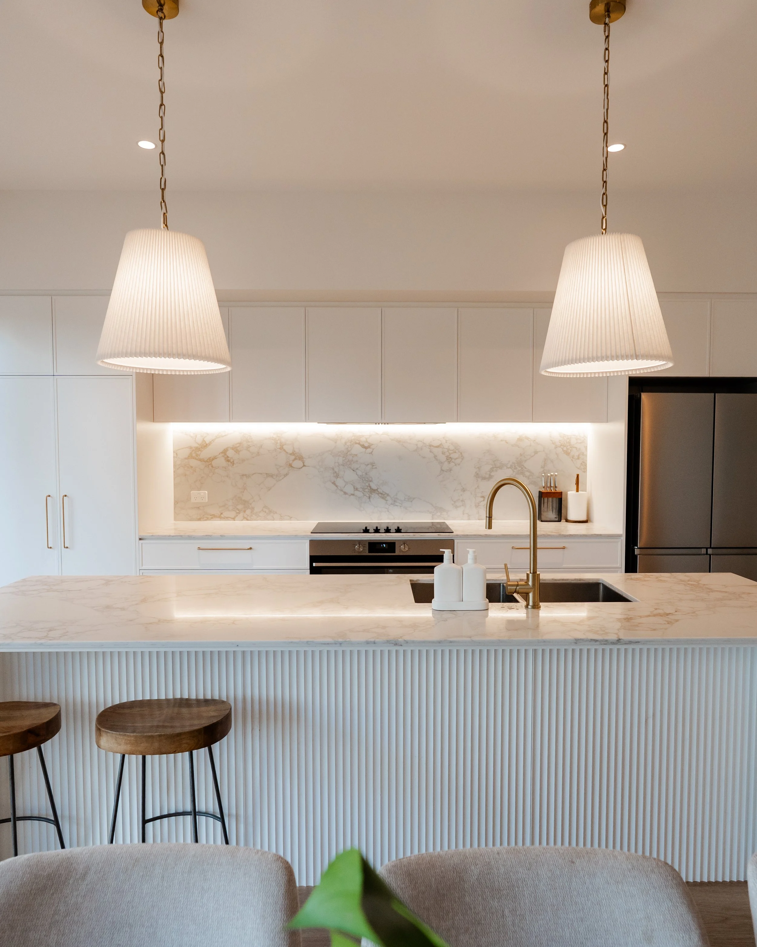 Polytec Thermolaminated Sussex Profile in Classic White, Lavistone Eleganto Gold Benchtops & Lux Handles Curved Brass  