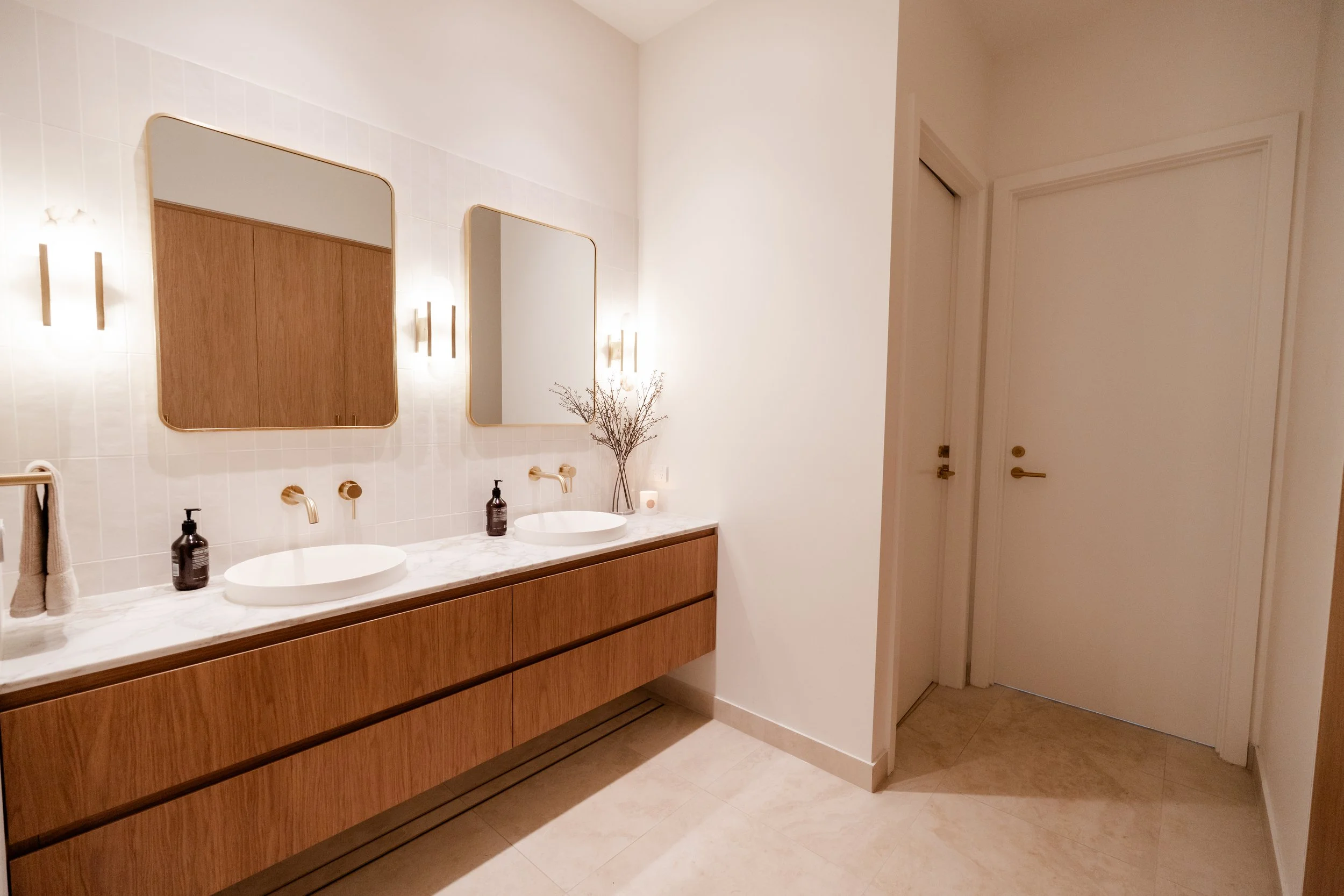 Polytec Boston Oak Woodmatt Joinery, Lavistone Eleganto Gold Benchtops 