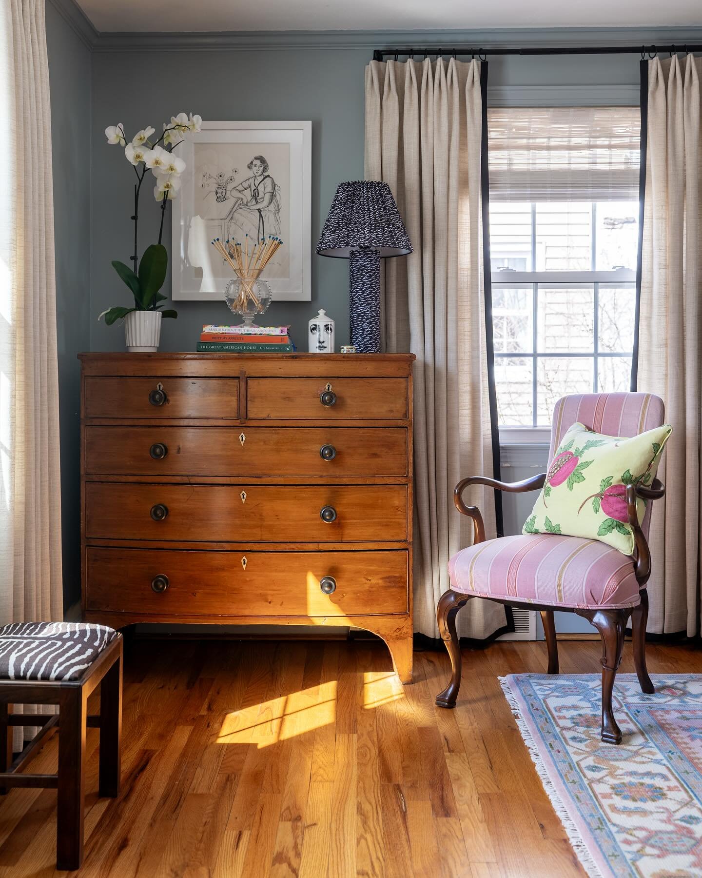 My favorite part of this living room is the artwork by Matisse featured above the dresser &ndash; the ribbon on the woman&rsquo;s dress inspired the black banding detail on the drapery. I love small details like this that tell a story.

📸: @lamphoto