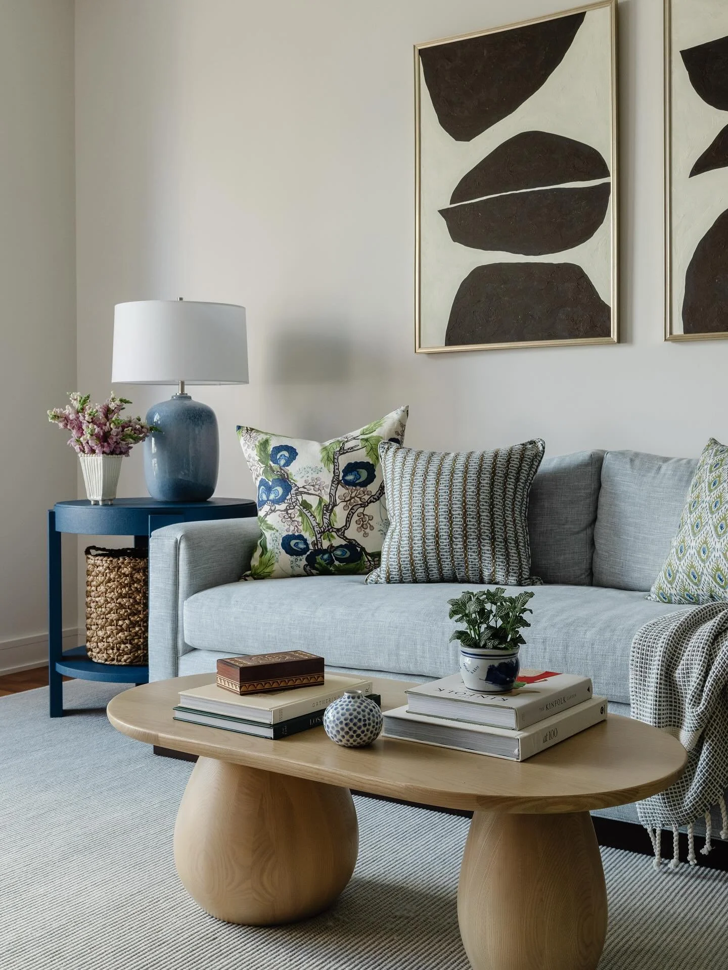 The sky is SO BLUE today. I just love how autumn leaves look against a bright blue sky. The color is reminding me of this pretty blue living room, nestled up high overlooking Boston&rsquo;s Greenway 💙
Photography by @larakimmerer