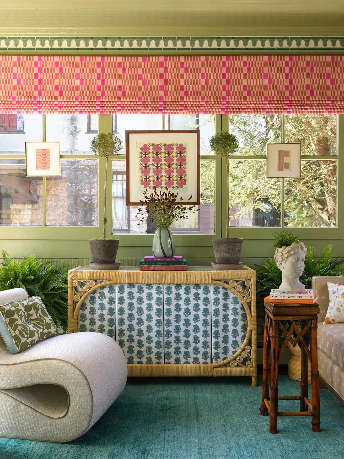 This dreary weather has me dreaming of this room&hellip; 🩷🩵💚