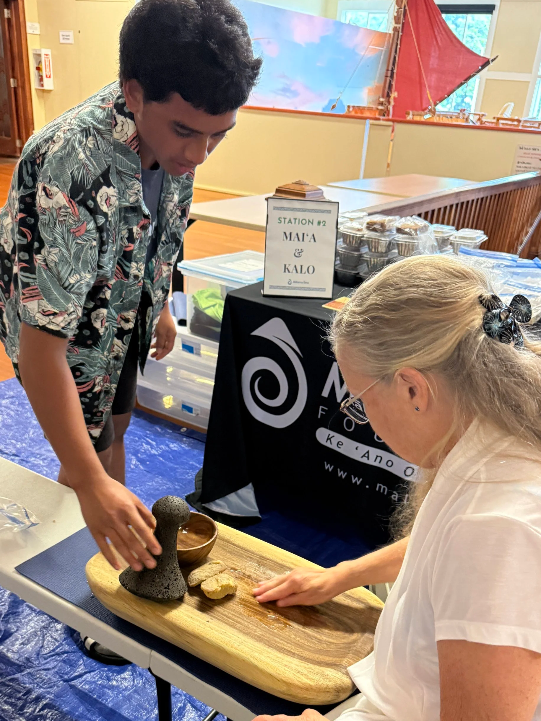 Aukanaii preparing his guest to kui kalo