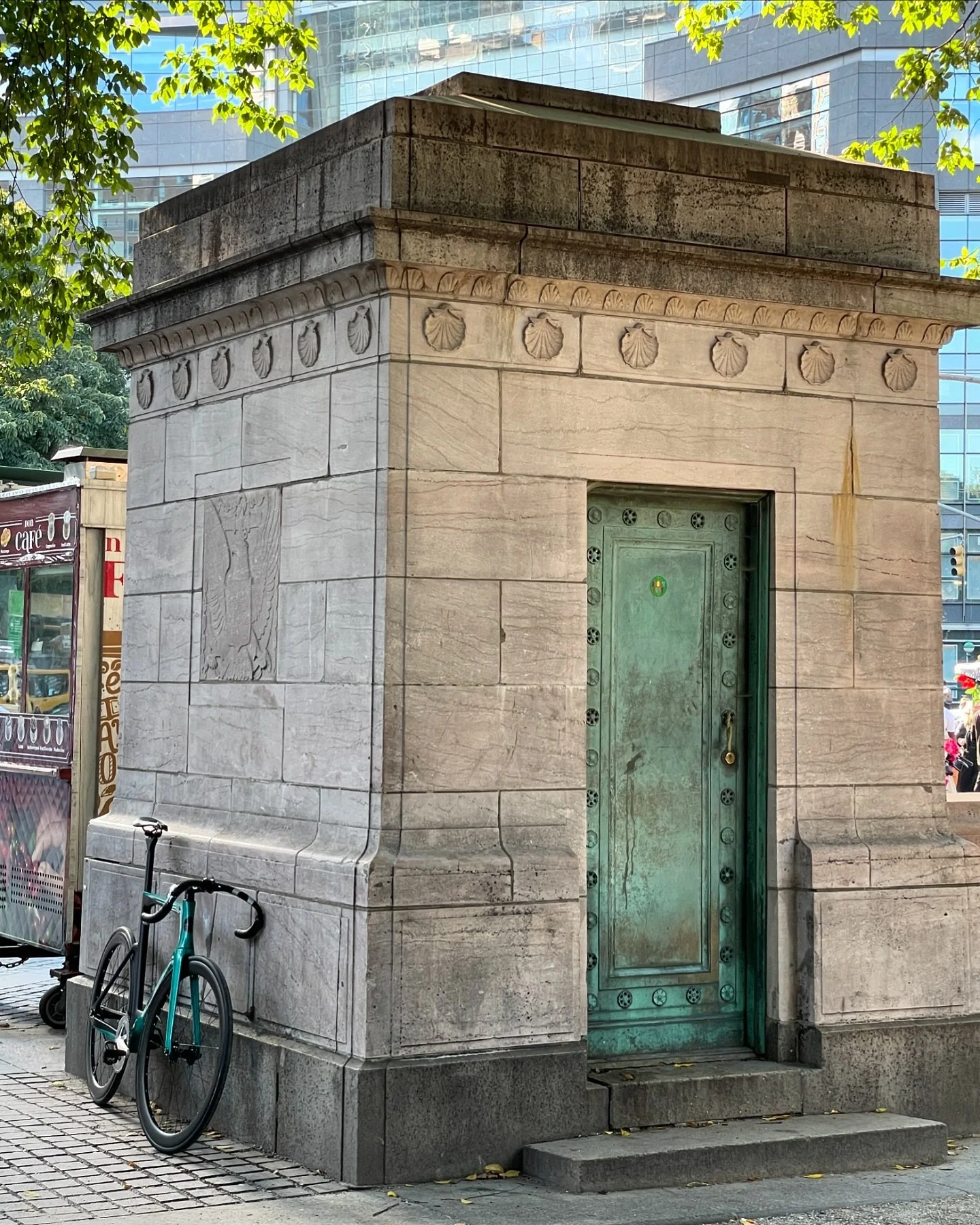 We wrapped up a PRO FIT and frame up build for this @handslingbikes TR3evo. Here it is hanging out in Columbus Circle.