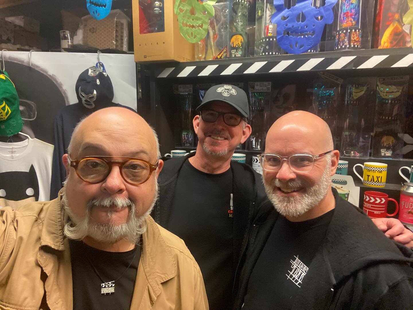 Visita y plática muy enriquecedora con Kevin Lingenfelser y Casey Conroy, director y supervisor de efectos especiales de la serie “Men on fire”, filmada en Mexico y Brasil. Antes de regresar a USA me han obsequiado mi playera como