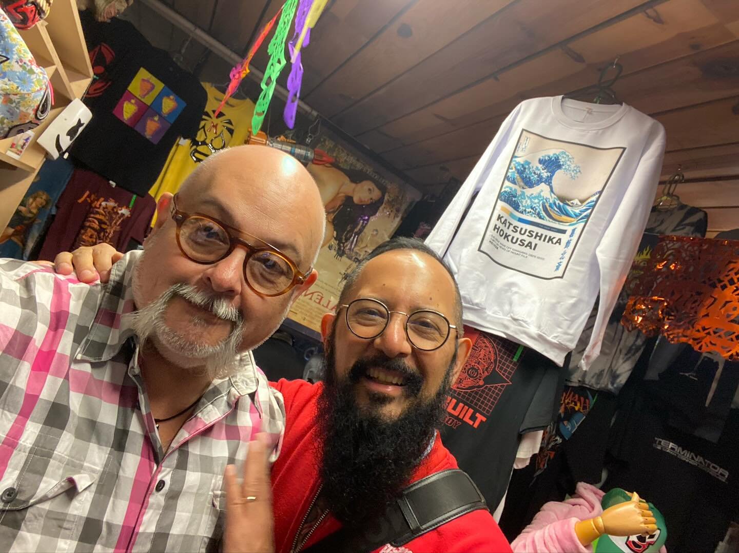 Visita decembrina del fabuloso fan de BELAHUGOZZI Alvaro Cueva, checando regalos navideños y platicando de cine y TV, siempre es y será bienvenido, gran persona, divertido e inteligente!! @alvarocuevatv #periodistasmexicanos #personalid