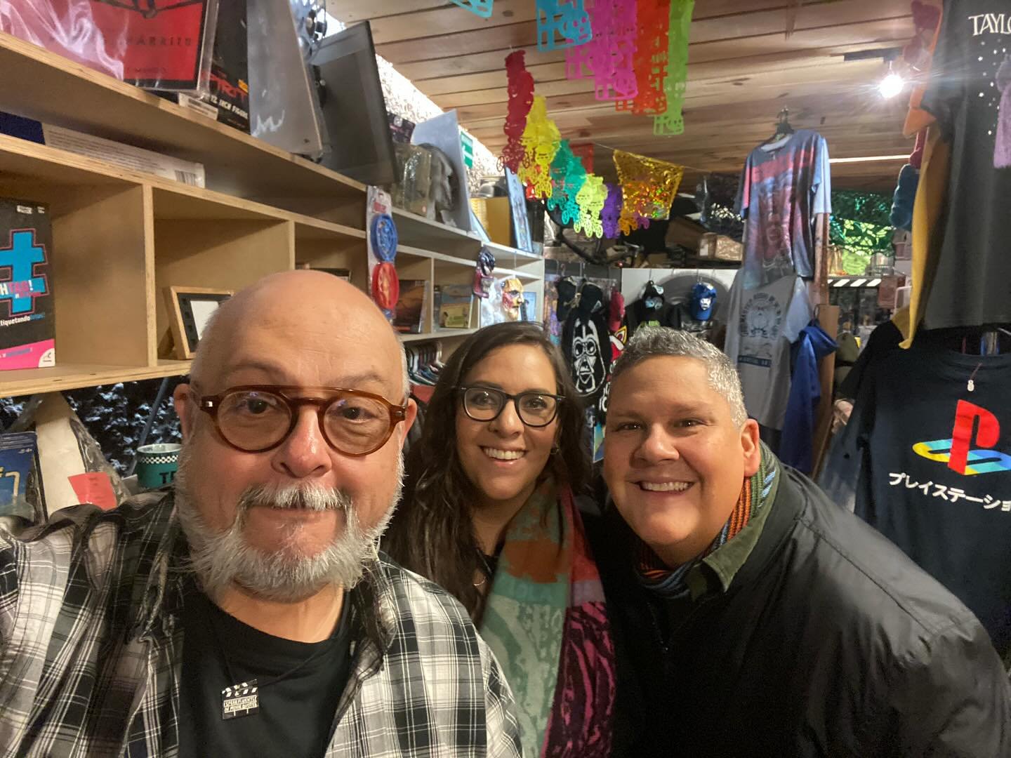 Apetitosa visita de los afamados periodistas gastronómicos Dulce Villaseñor y Claudio Poblete, obviamente conversando de las más recientes novedades cinematográficas, teniendo pendiente la platica sobre “La cocina&rd