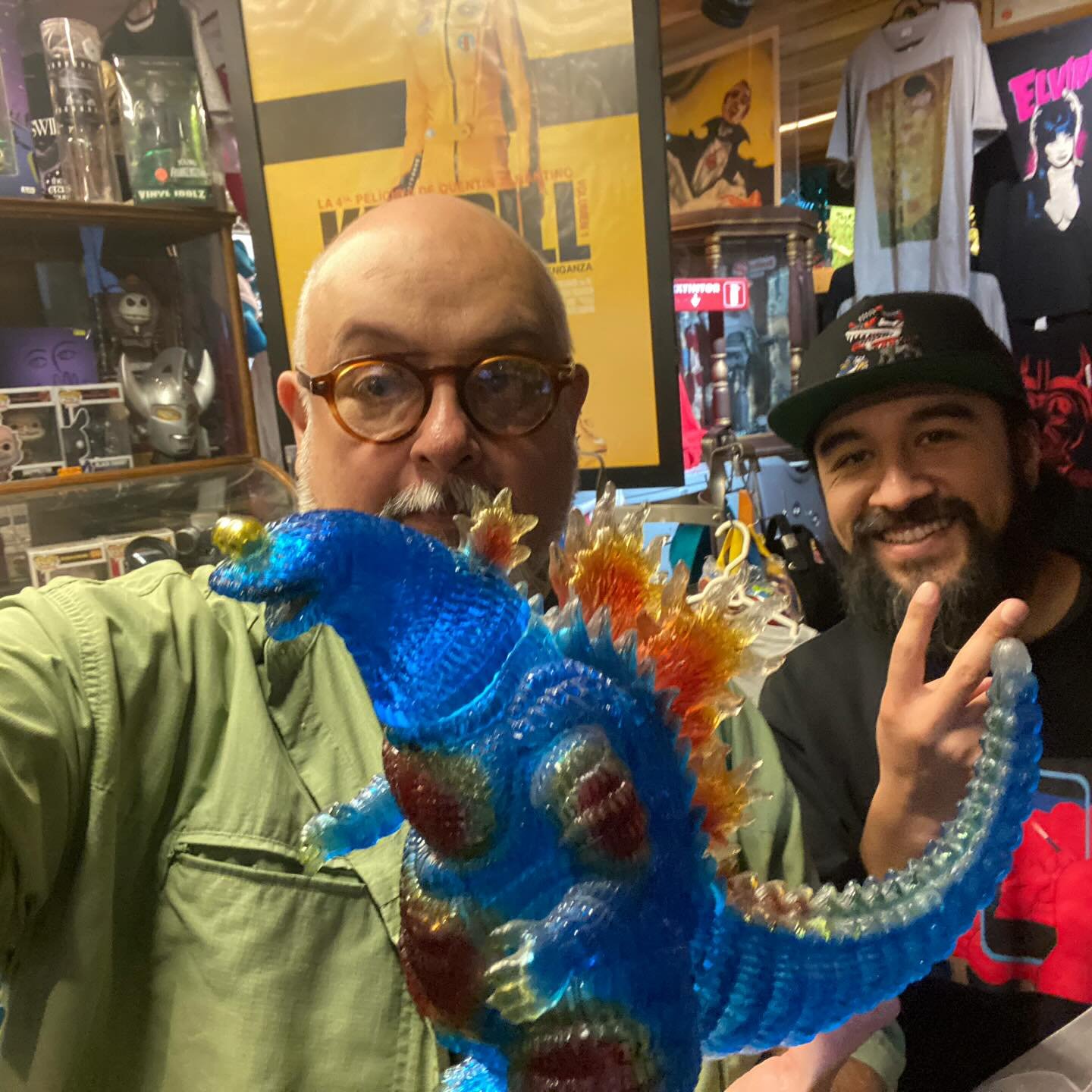 Grandiosa visita de Genesis González, conocido en el bajo mundo del art-toy como “Plástico macizo”, platicamos del arte de estos diseños y de la dedicación q tienen los japoneses x engrandecer estos diseñ