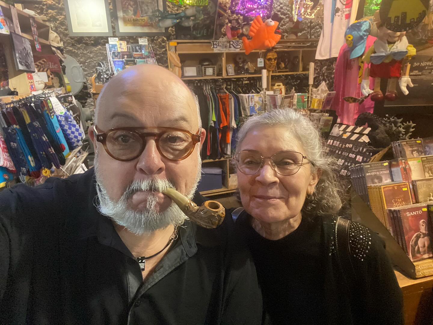 Un día de muertos muy especial, con Roció Amézquita, viuda del gran cineasta y guionista de culto el mexicanísimo Carlos Enrique Taboada. Recibiendo con enorme afecto y cariño una de sus pipas que generosamente me h