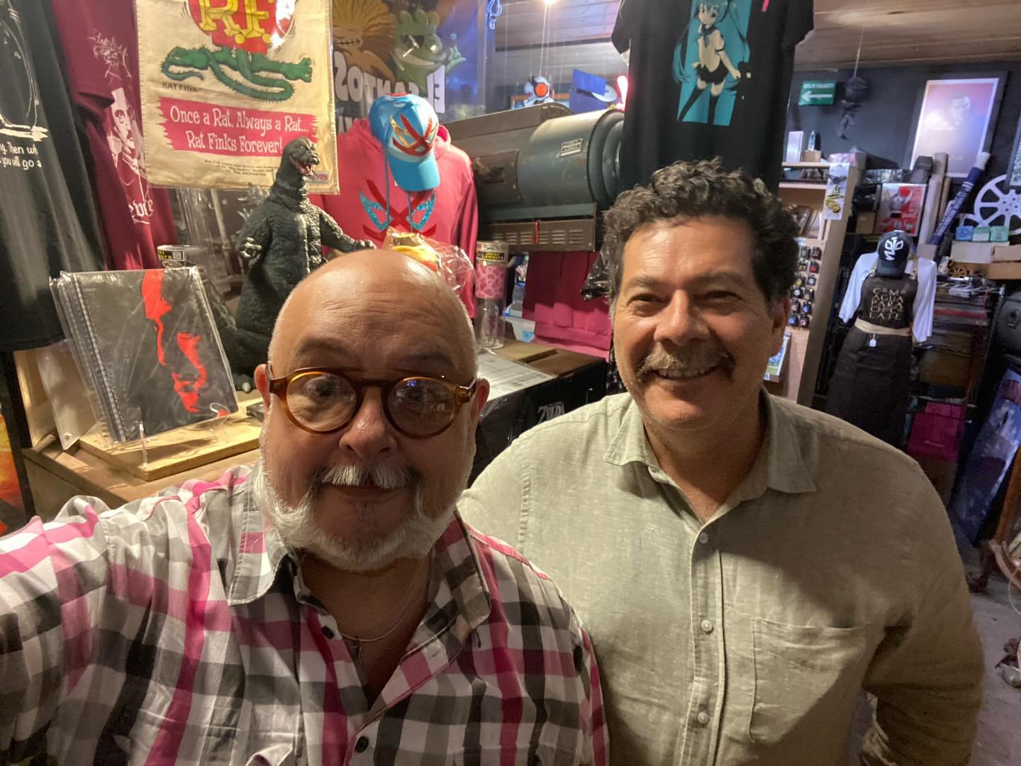 Con el gran actor Enoc Leaño, conversando de una de las mejores películas mexicanas de todos los tiempos “Los hermanos del hierro”, Ismael Rodriguez, 1961, con un gran reparto; Antonio Aguilar, Julio Alemán, Columba D