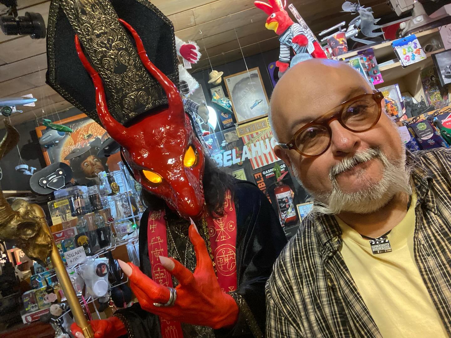 Visita espectacular de “Señor Macabro” a Belahugozzi. Anunciando el cierre-clausura del Festival de cine de terror “Macabro”, disfrutamos de una variedad increíble de filmes de calidad, nos vemos el próxim