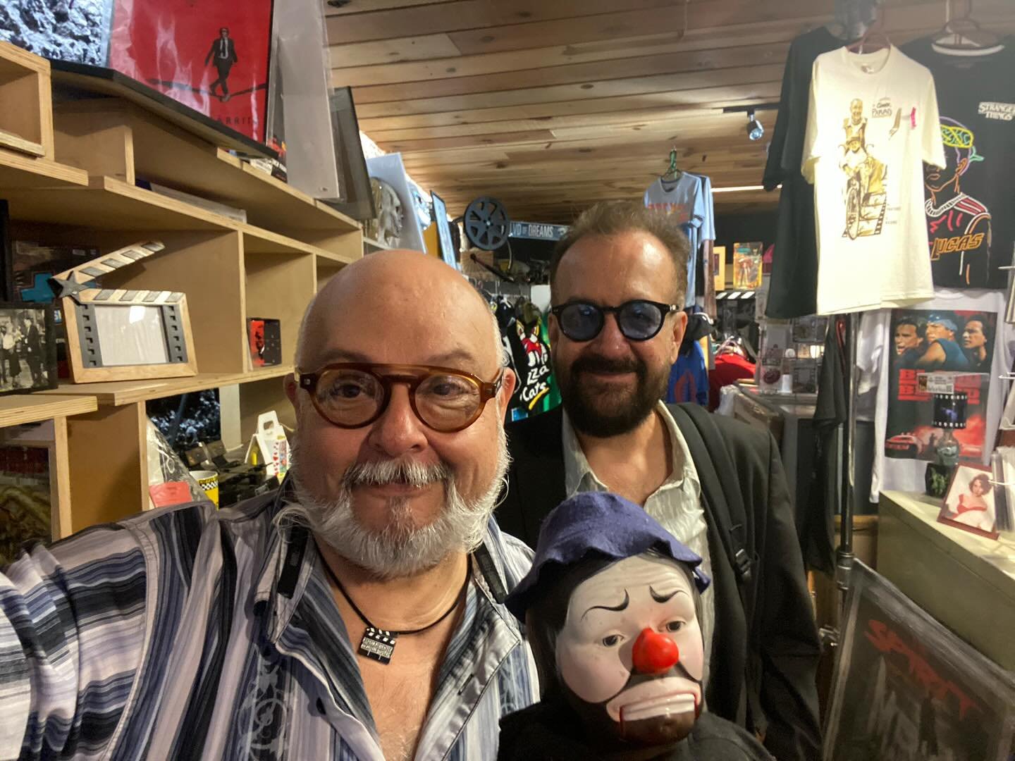 Con el queridísimo Javier el “CHA” conversando sobre cine, música y los diseños gráficos de Ed Roth. Agradable conversador y gran persona!! y sobre todo fan de BELAHUGOZZI!! 🎬🎬#musicomexicano #rockmexicano #m