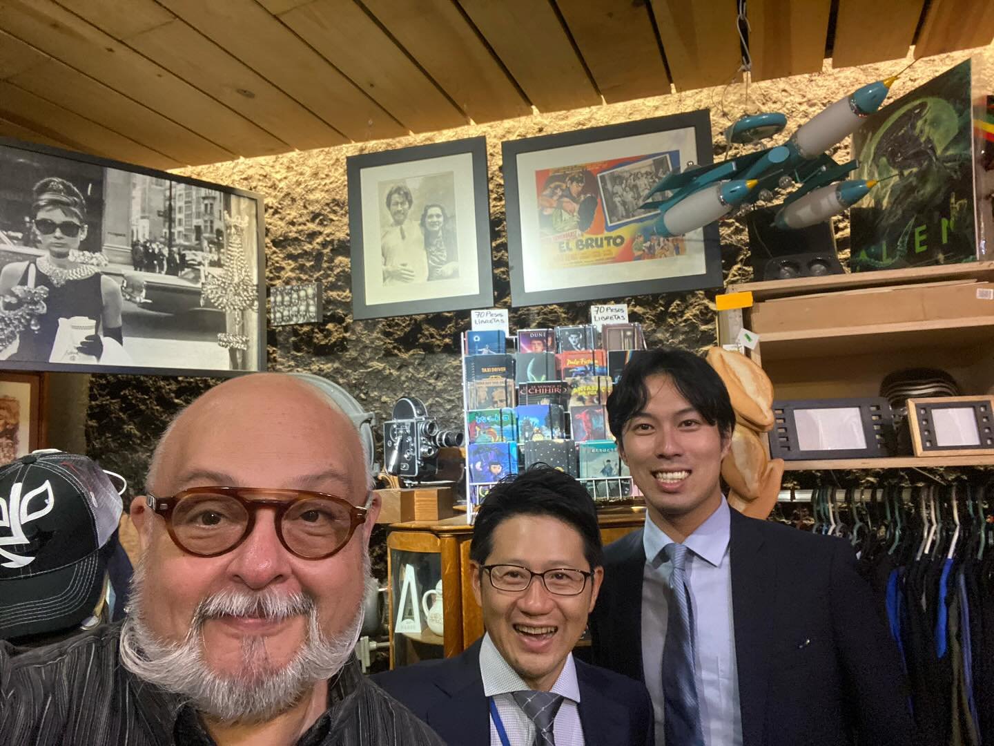 Muy bien acompañado por Sasaki Tsuyoshí,primer secretario de la embajada de Japón, Yagi Tappei, agregado cultural en@la embajada de Japón 🇯🇵 e Ikuko Kon, coordinadora de cine en la Fundación Japón 🇯🇵 pres