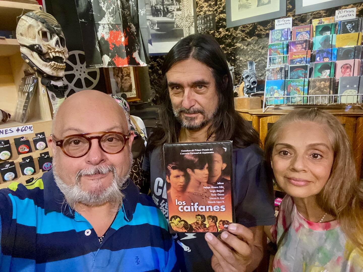 Visita de Alfonso André a Belahugozzi, conversando de sus próximos conciertos,platicando sobre el origen del nombre “Caifanes” haciendo énfasis en q ellos son los “Caifanes de la vida real” y recordando nu