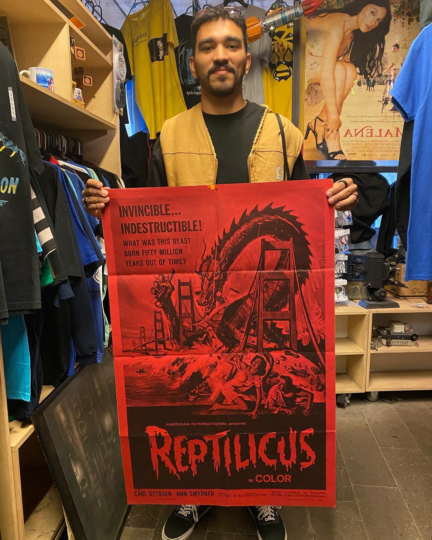 El gran productor y director Esteban Torres quien nos visita desde Costa Rica, mostrándonos la gran selección y buen gusto cinematográfico en diseño de carteles que escogió de los años 70’s aquí