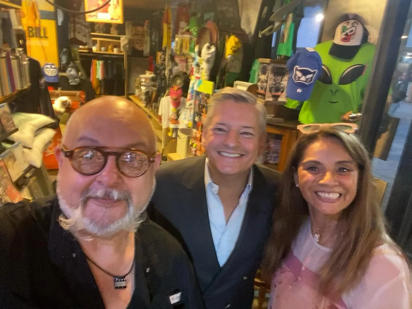 Con Ted Sarandos CEO de Netflix, platicando de lo mucho que le gusta BELAHUGOZZI y sobre todo hablamos de las grandes producciones que ha realizado, realiza (Las muertas, Luis Estrada, 2025) y las que vienen en un futuro próximo. Felicidades a