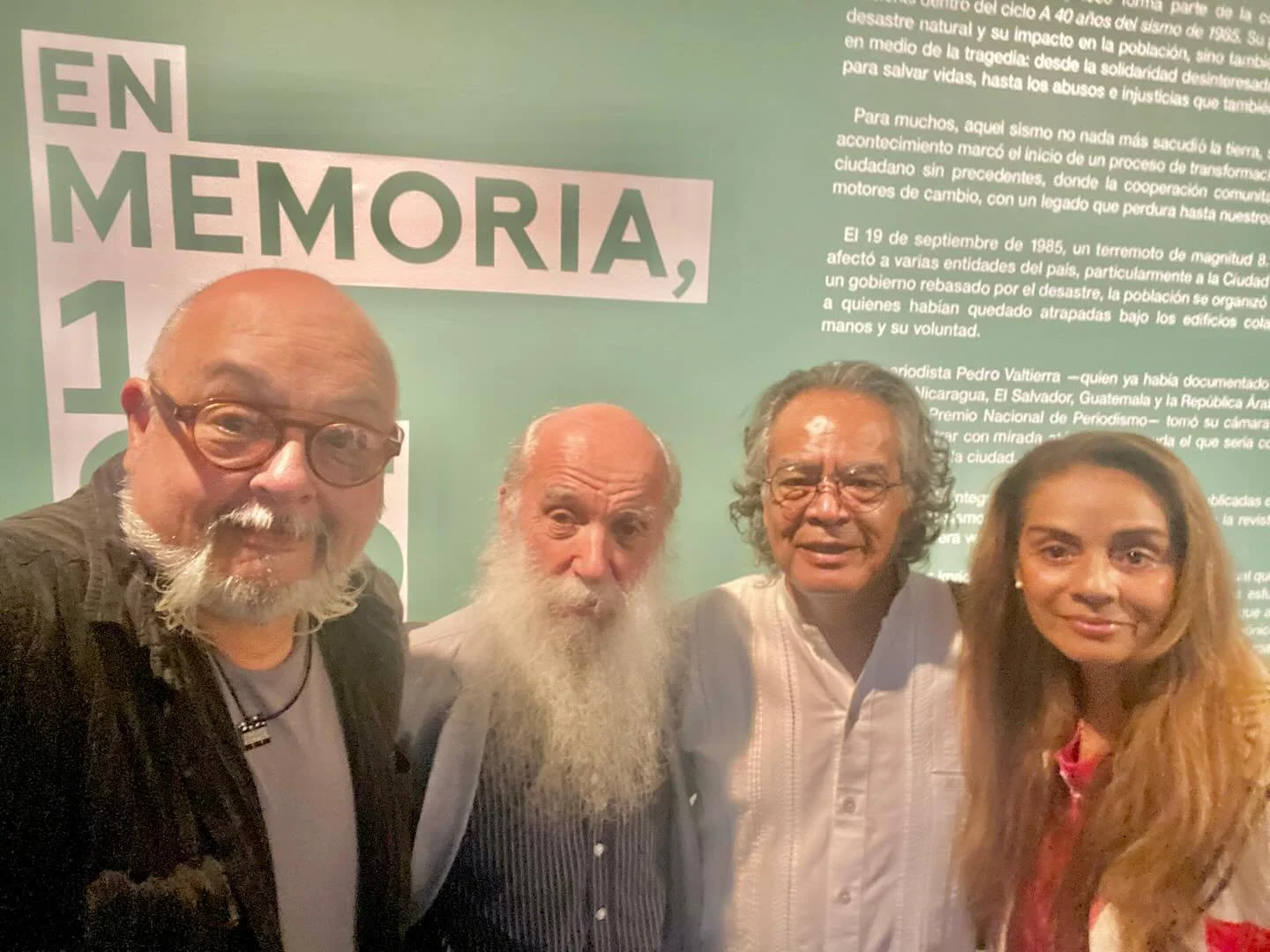 Presentes en la inauguración de la exposición fotográfica “EN MEMORIA 1985” en lobby de la sala 1 en Cineteca Nacional, con el gran fotógrafo Pedro Valtierra (autor de la exposición), Gody y Nelson Carro