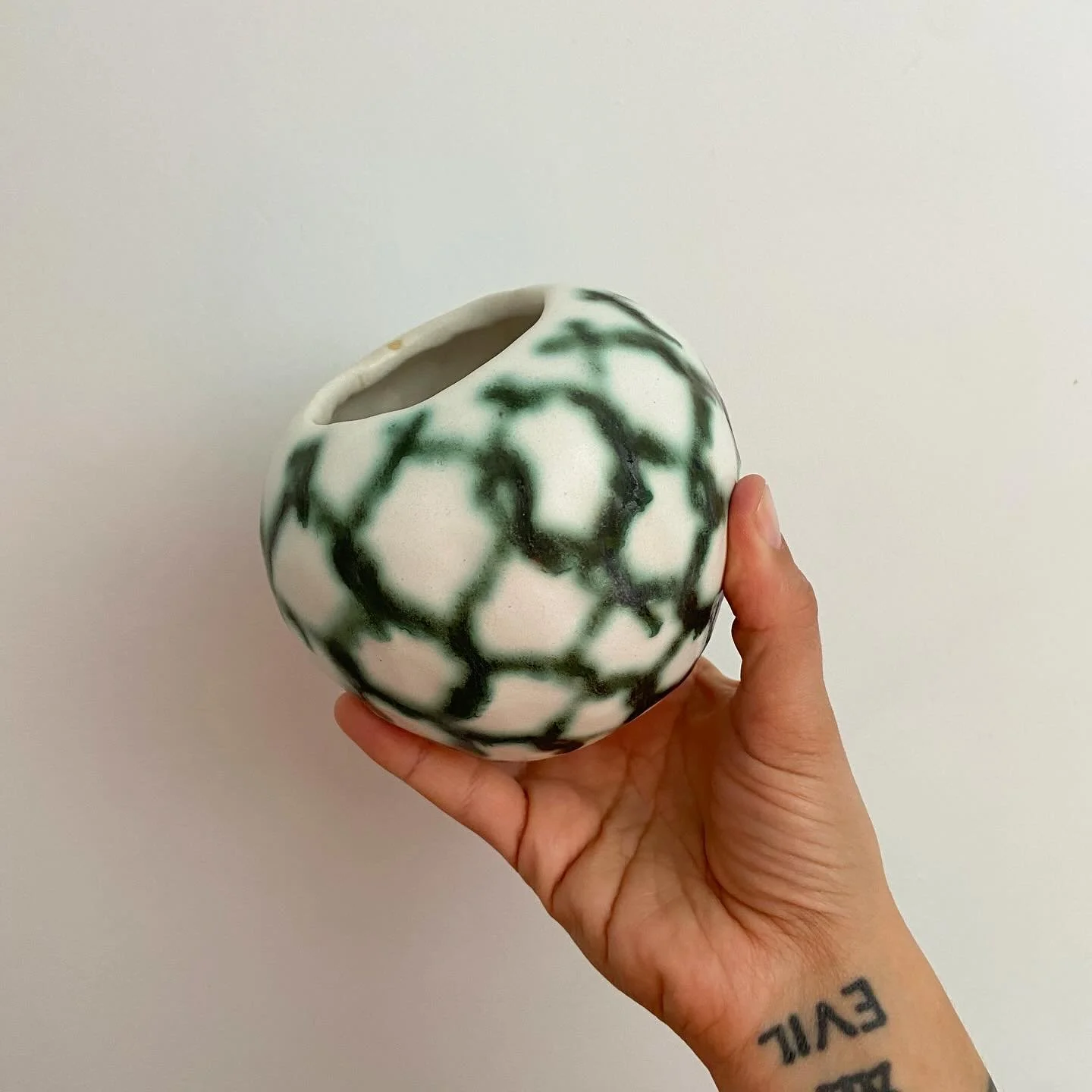 A little experimentation with chain link fences and copper carbonate 🐸
Thank you @halfpint.ceramics for gifting me some to play with! 💕

#ceramics #ceramicsofinstagram #ceramicvase