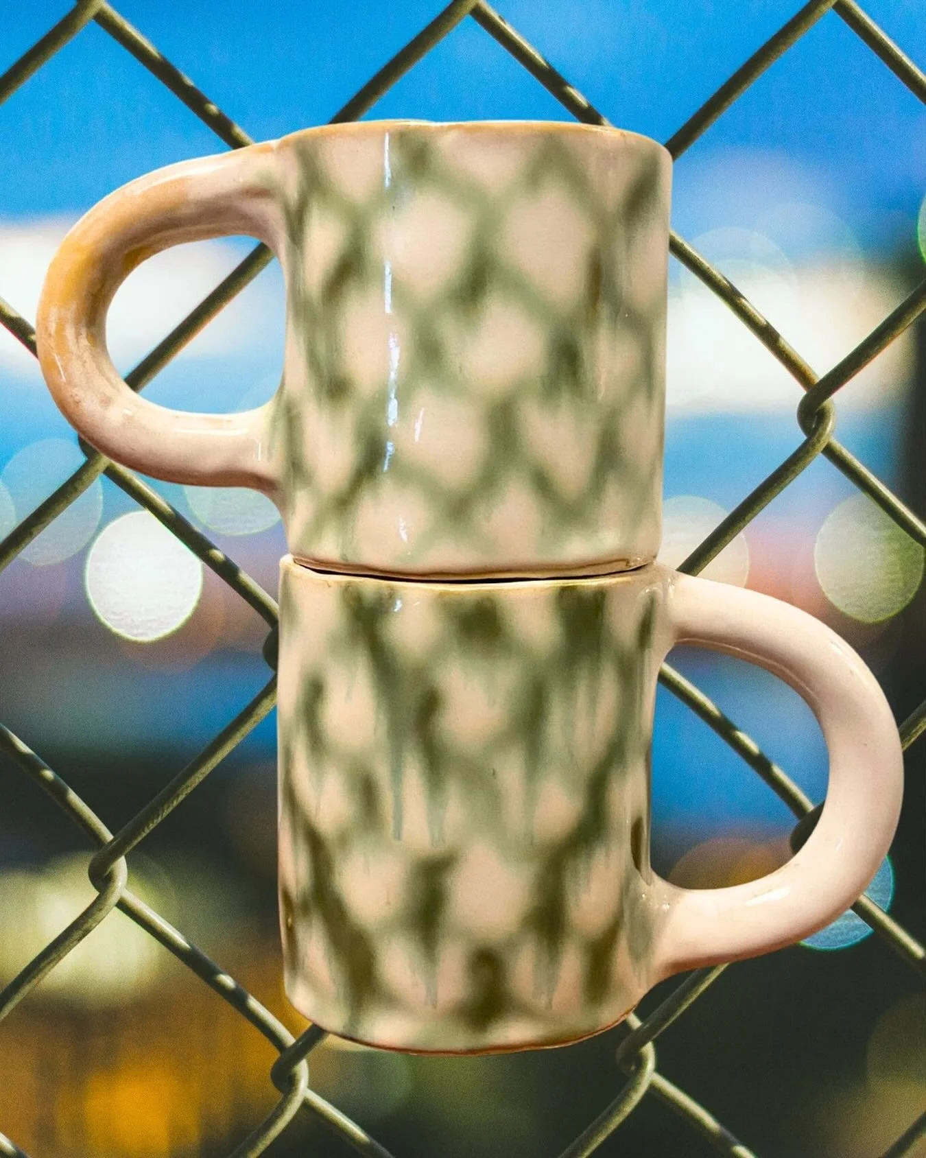 🗑️ Chain Link Mugs 🗑️
Similar to the vase made on matte, but with a gloss glaze. Nice and smooth 👌

Available at the @parkdalepottery holiday market November 23rd from 10-4 !!

#ceramics #ceramicsofinstagram #ceramicmug #mugs #pottery