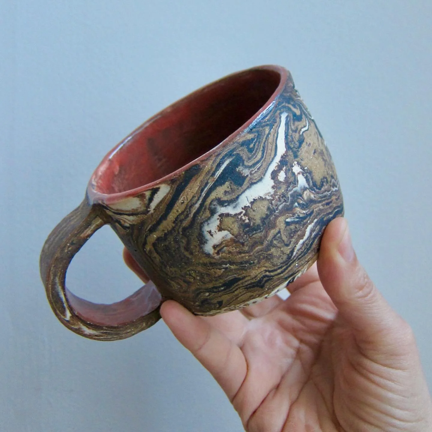a nice marbled mug but an even nicer bottom 🤪
Will be available in my upcoming shop update! 

Also exciting news for my US friends! I am offering shipping again! You will receive a separate invoice for the duties that need to be paid if it exceeds t