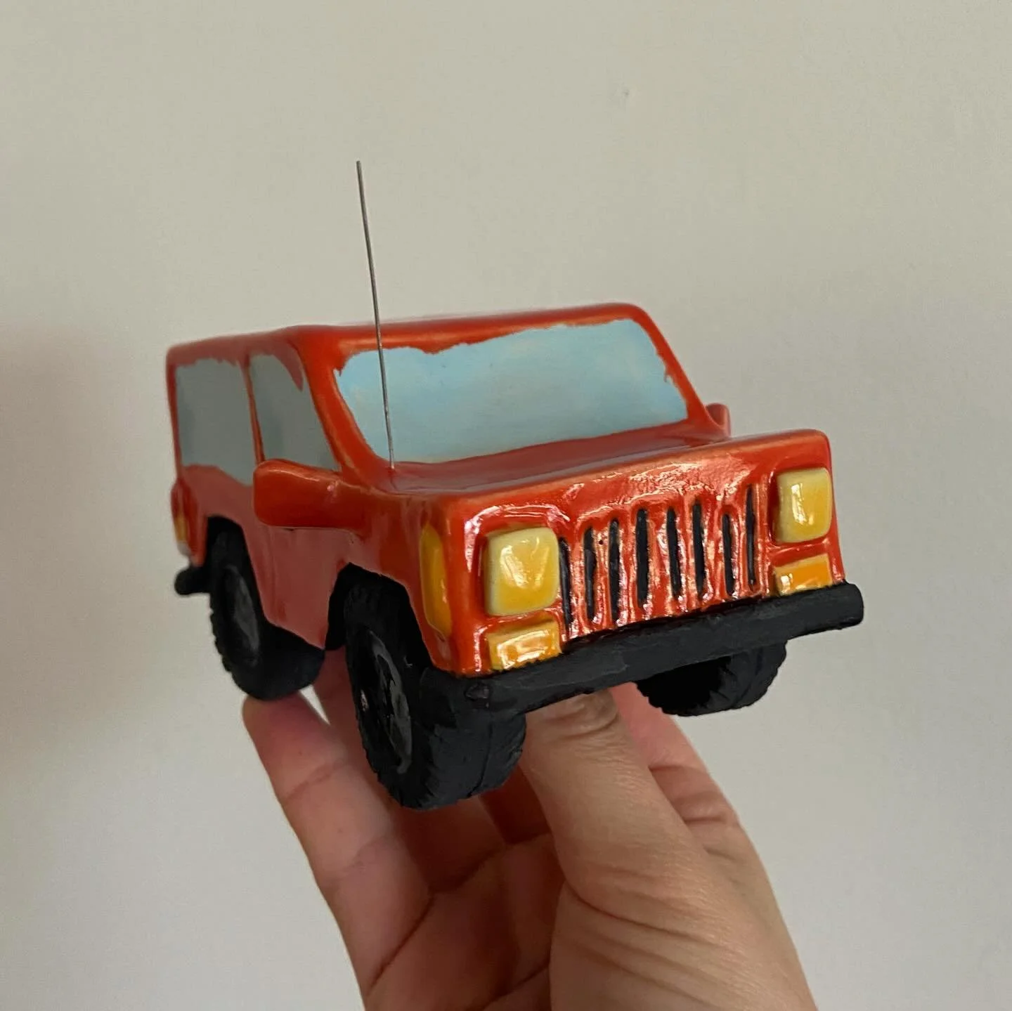 🚘🏁beep beep🏁🚘
Here is the Jeep XJ all finished! 

#ceramics #ceramicsculpture #ceramicsofinstagram #jeepxj #ceramiccar