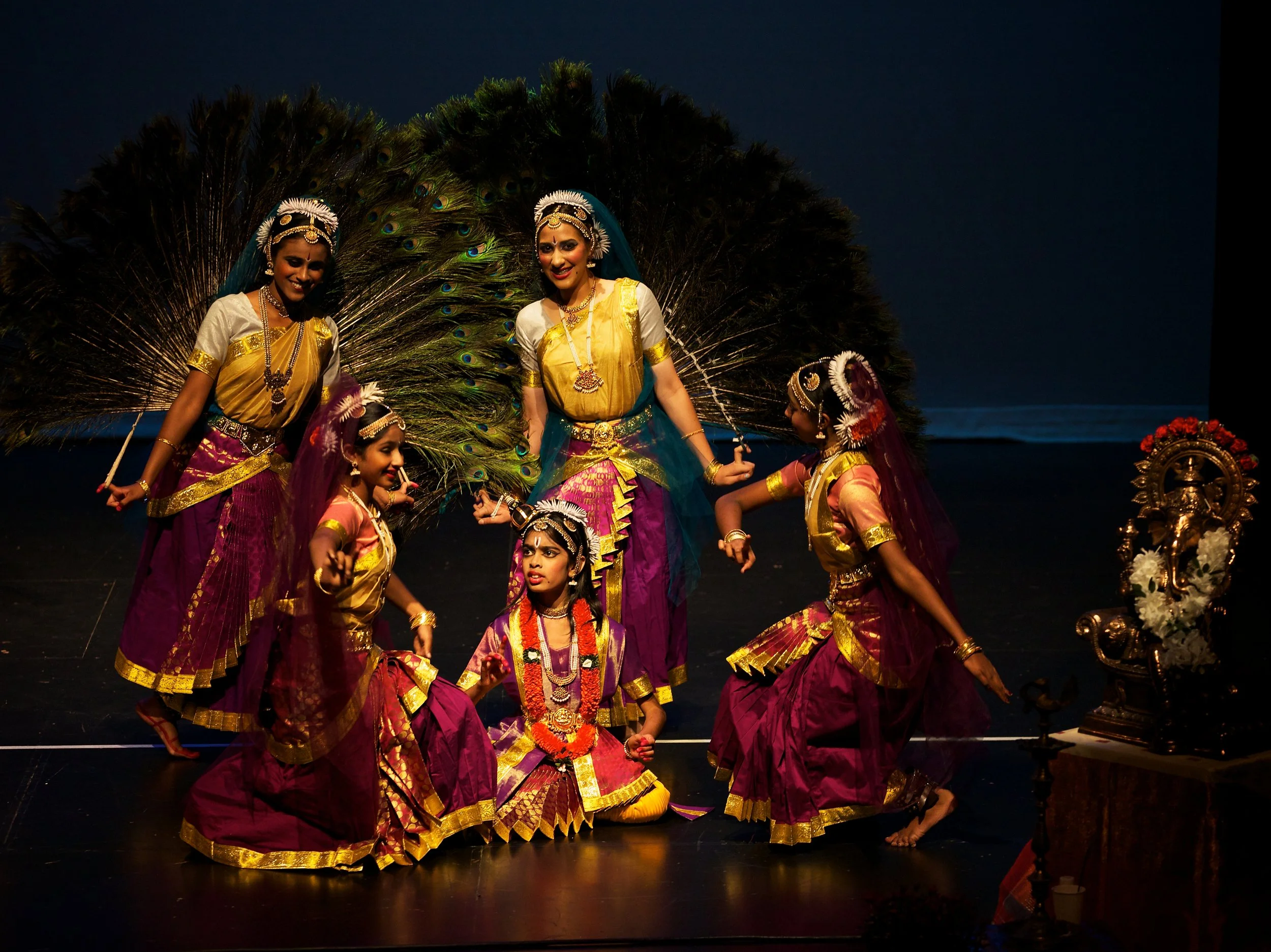 Madhavi group dance Yoga Sangam 2012.jpg