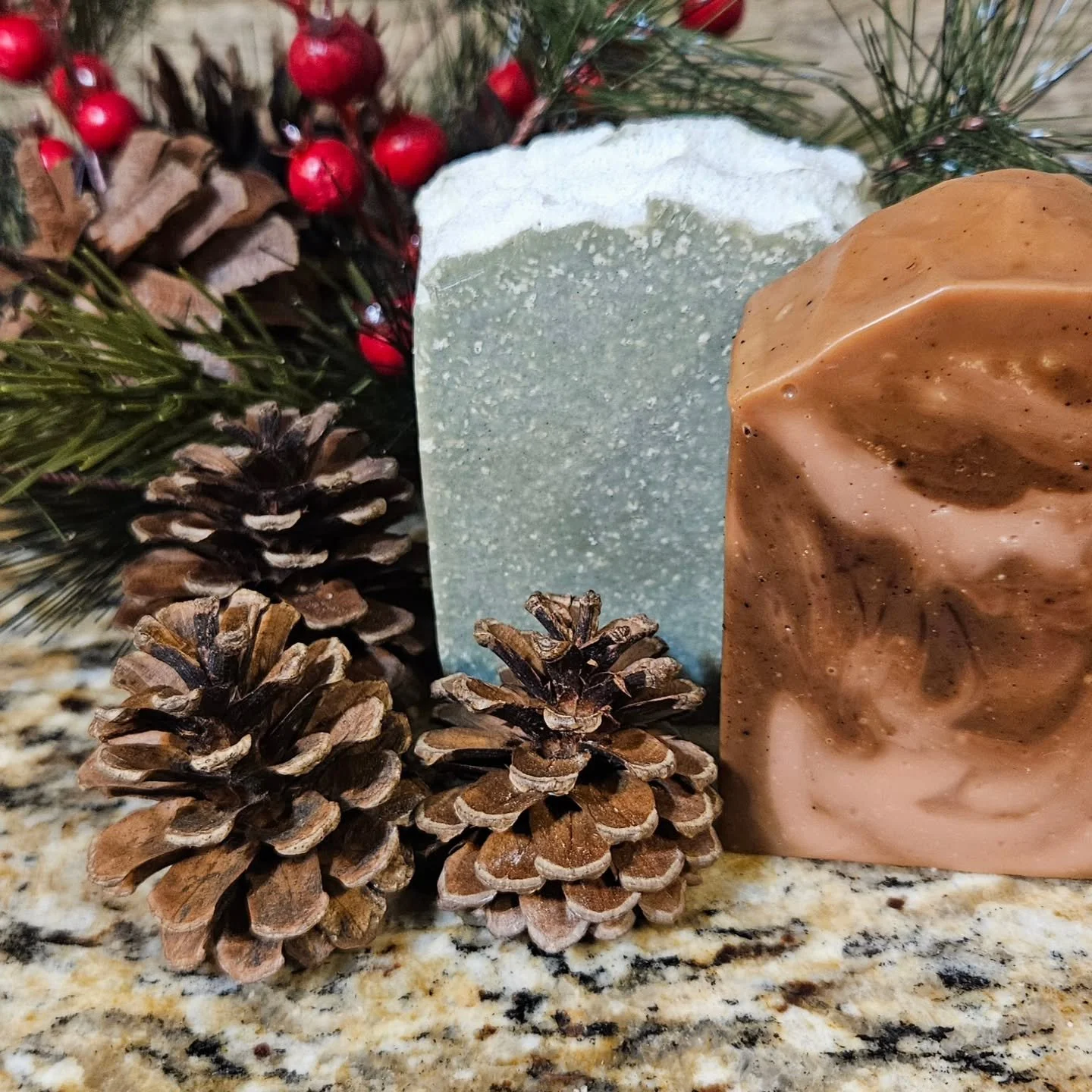 🎄✨ Holiday bars are here and they smell amazing ✨🎄

-Salted Pines 🌲 feels like stepping into a winter forest
-Peppermint Cocoa 🍫🌿 is that cozy mint meets chocolate goodness

They&rsquo;re perfect for gift giving and I also have bundle options if